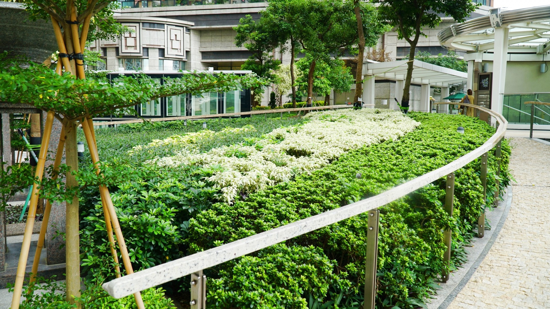 圓方平台可供狗主及狗狗休息，唯狗狗不能落地。 （胡巧欣攝）