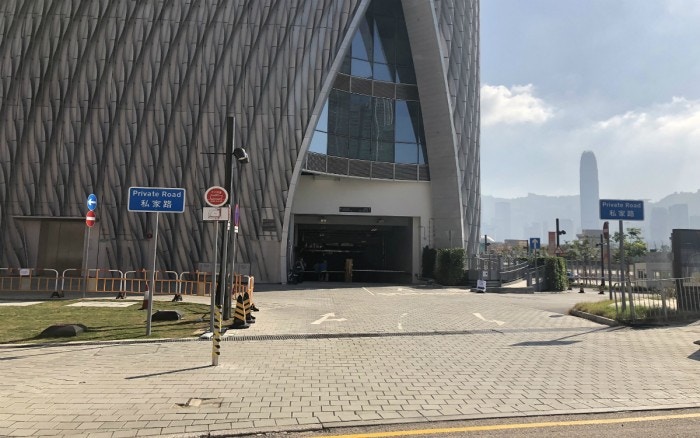 戲曲中心停車場提供24小時時租服務，星期一至五（公眾假期除外）每小時$28；星期六、日及公眾假期每小時$30。（西九文化區）