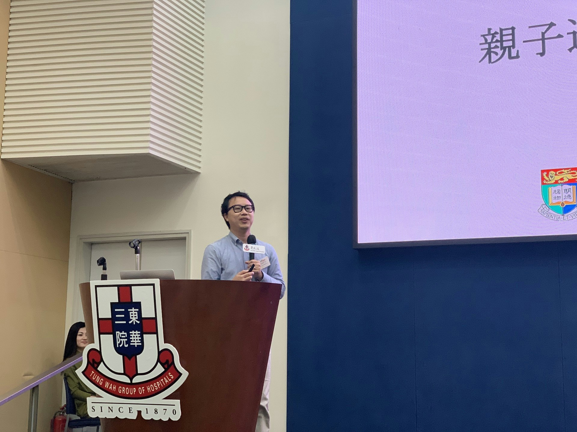 香港大學行為健康教研中心溫浩然博士提到，家長與幼兒的心理健康有相互關係，當家長正向情感提高時亦會有助改善幼兒情緒問題。（曾凱欣攝）