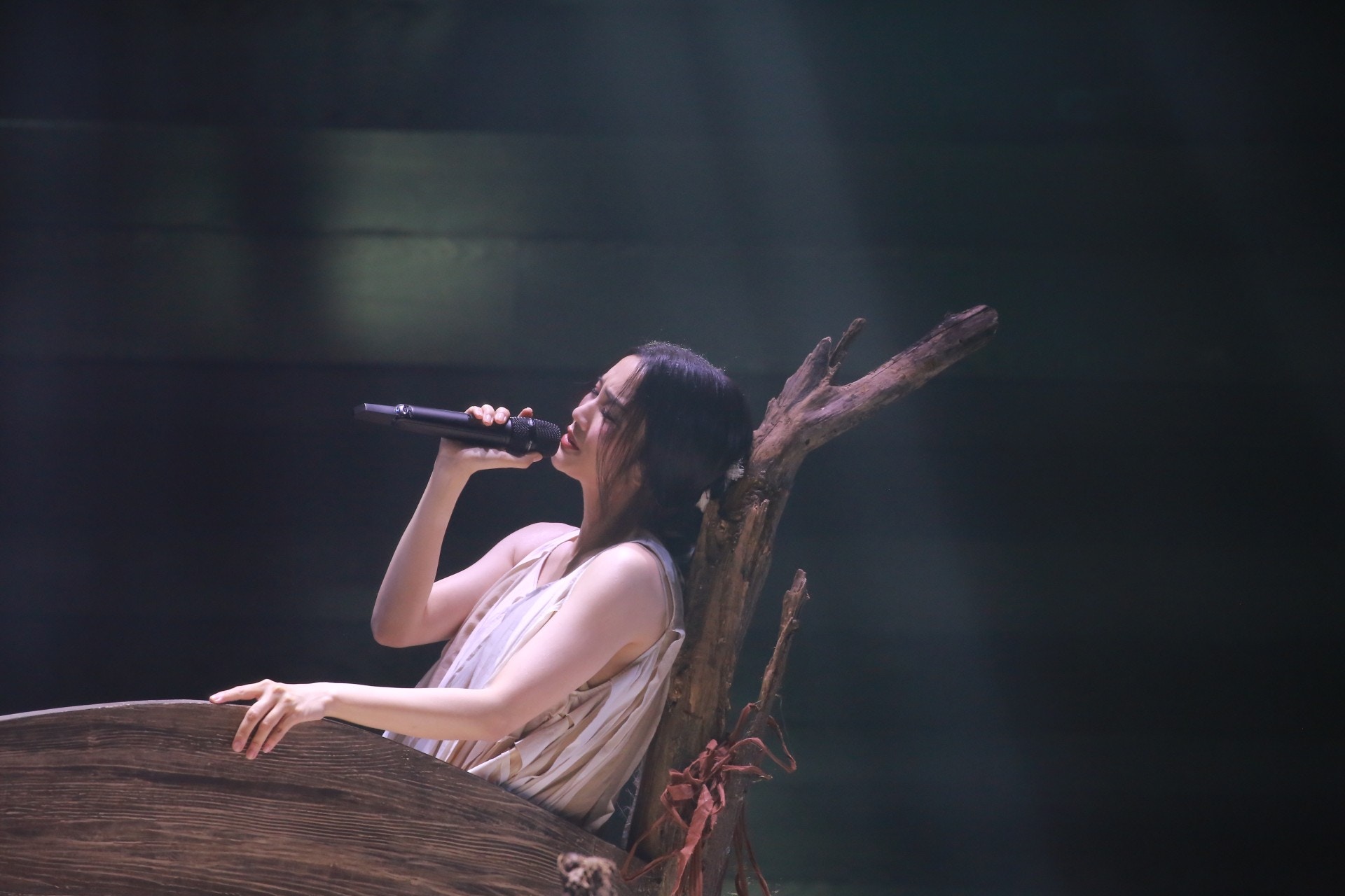 《kay...isn't me. Live 2019》今晚在紅館完成尾場演出，為了讓樂迷投入當中故事及角色，謝安琪仍是以歌曲為主要表達形式，不與觀眾對話。 (葉志明攝)