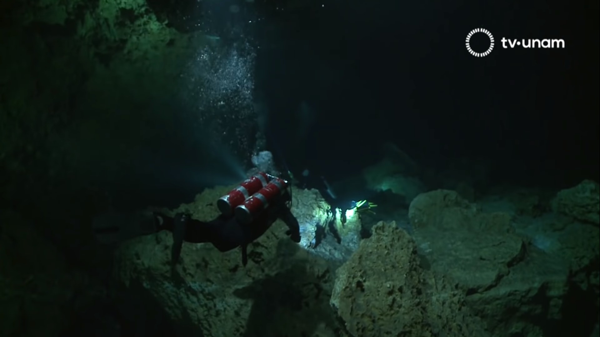 考古學家Guillermo de Anda親身上陣，潛入海底查看瑪雅遺址。（《EL GRAN ACUIFERO MAYA》網上擷圖）