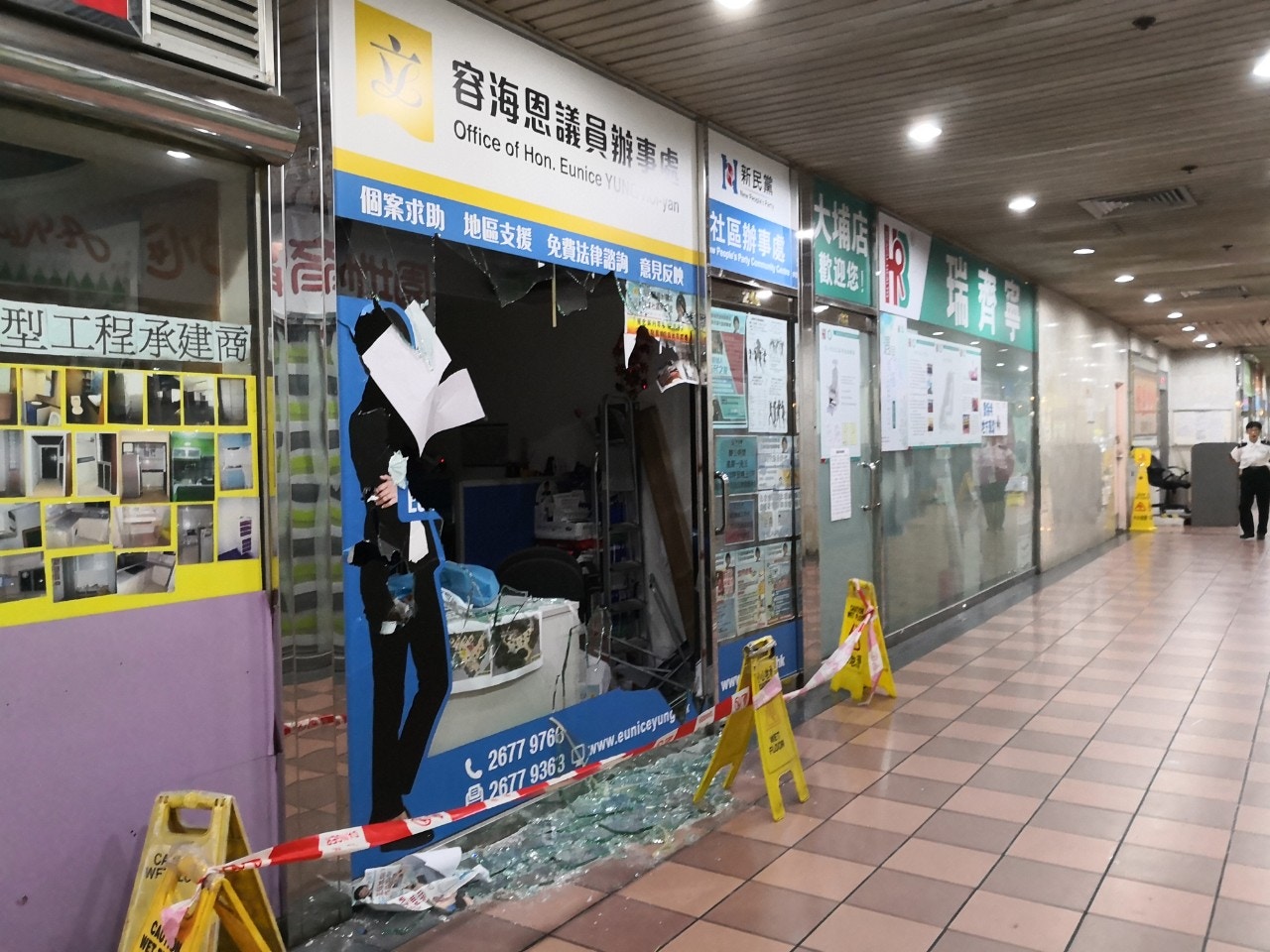 10.13罷買】大埔政府合署被破壞容海恩辦事處一地玻璃碎