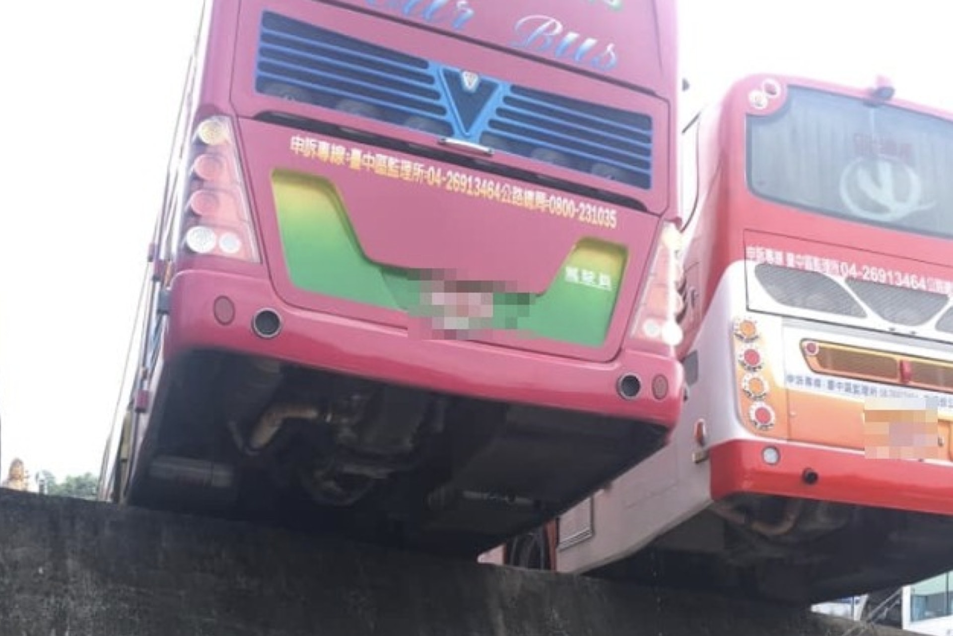 遊覽車車尾懸空,網友怕翻車。(Facebook@爆怨公社) 遊覽車車尾懸空,網友怕翻車。(Facebook@爆怨公社)