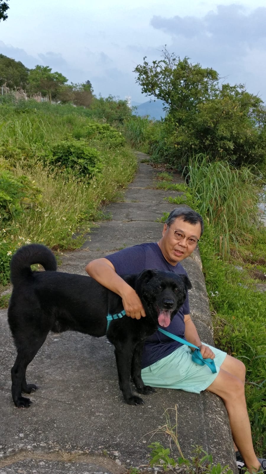 孫先生坦言其實最初並沒打算領養牠,「無諗過要隻黑色嘅狗」。(受訪者提供) 孫先生坦言其實最初並沒打算領養牠,「無諗過要隻黑色嘅狗」。(受訪者提供)