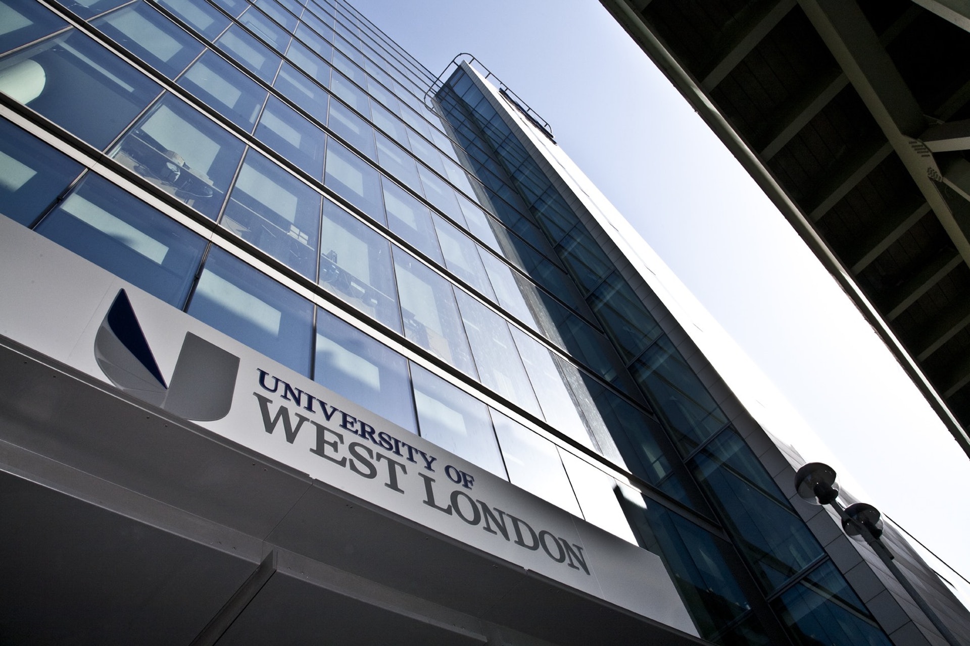 郭始剛今年3月代表校方到英國倫敦,出席西倫敦大學與各地合作院校的「海外院校課程合作研討會」,但郭缺席一重要活動,引發今次風波。(科專facebook截圖) 郭始剛今年3月代表校方到英國倫敦,出席西倫敦大學與各地合作院校的「海外院校課程合作研討會」,但郭缺席一重要活動,引發今次風波。(科專facebook截圖)