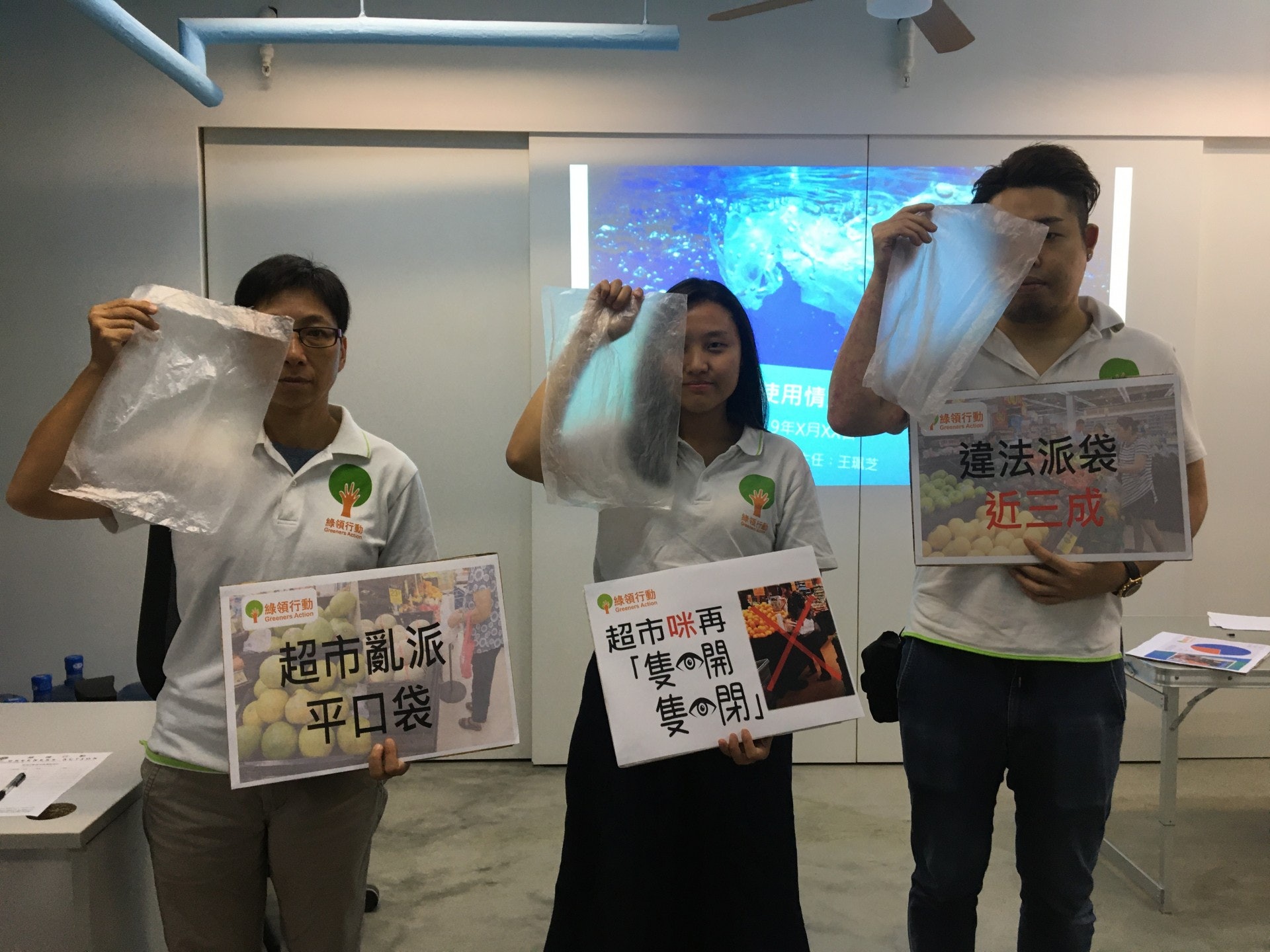 環保組織綠領行動調查顯示,超市統計平口袋派發的違法情況達27%,即顧客未付費便直接取離店舖,或用以盛載非豁免項目貨品。(李恩慈攝) 環保組織綠領行動調查顯示,超市統計平口袋派發的違法情況達27%,即顧客未付費便直接取離店舖,或用以盛載非豁免項目貨品。(李恩慈攝)
