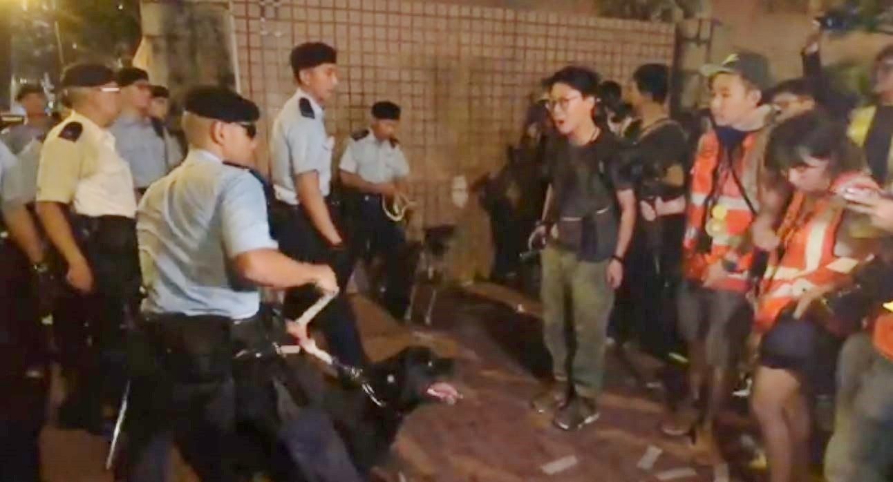有警犬擬撲向現場記者。(中大學生報fb page) 有警犬擬撲向現場記者。(中大學生報fb page)
