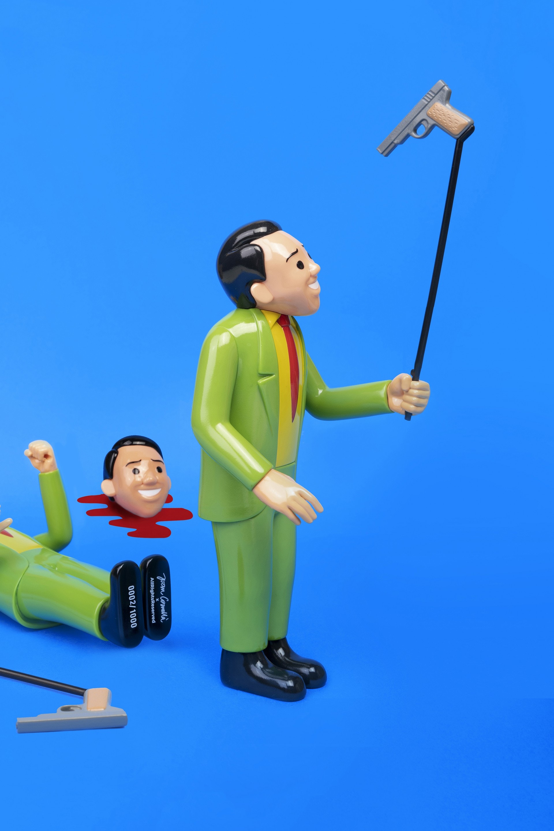 【希少】Joan Cornellà SELFIE GUN 限定フィギュア Joan Cornellà】經典Selfie Gun出Figure 將諷刺玩味立體化