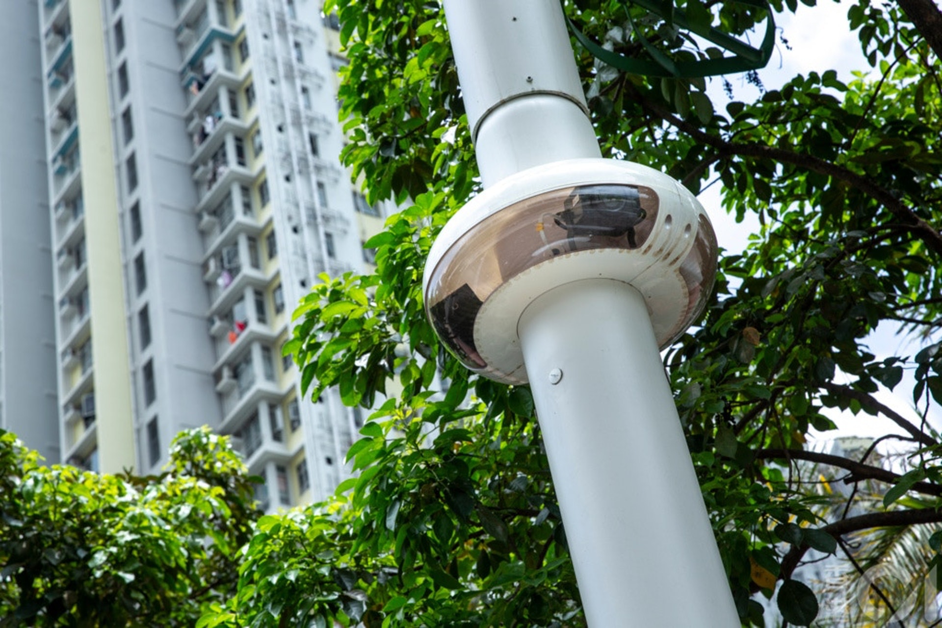 多功能智慧燈柱技術諮詢專責委員會委員上月10日舉行第二次會議,委員其後親身到啟德承啟道視察智慧燈柱的內部結構及智能裝置。(資料圖片 / 羅君豪攝) 多功能智慧燈柱技術諮詢專責委員會委員上月10日舉行第二次會議,委員其後親身到啟德承啟道視察智慧燈柱的內部結構及智能裝置。(資料圖片 / 羅君豪攝)