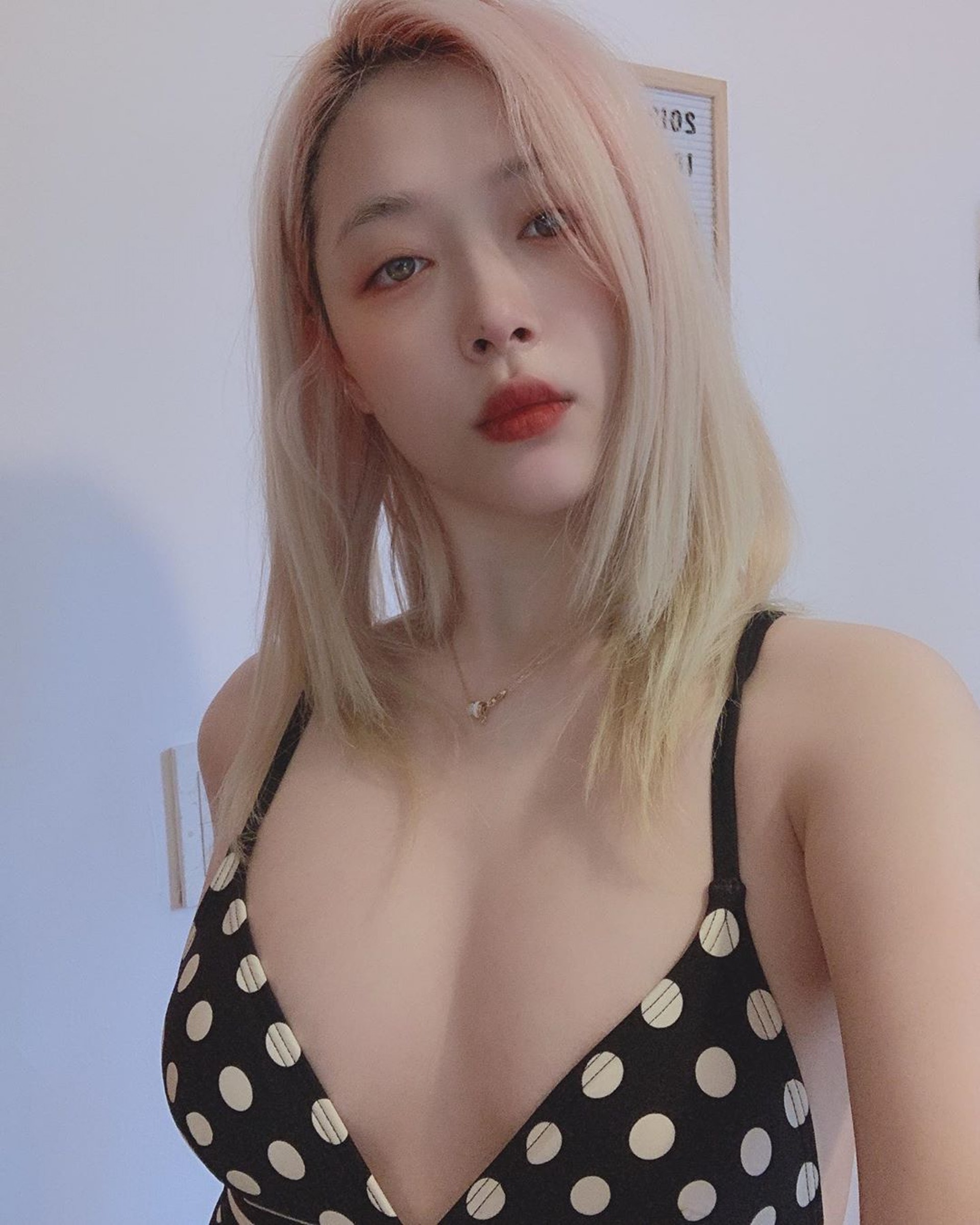 雪莉曾经灿笑的样子令人不胜唏嘘。(Instagram/@jelly_jilli)