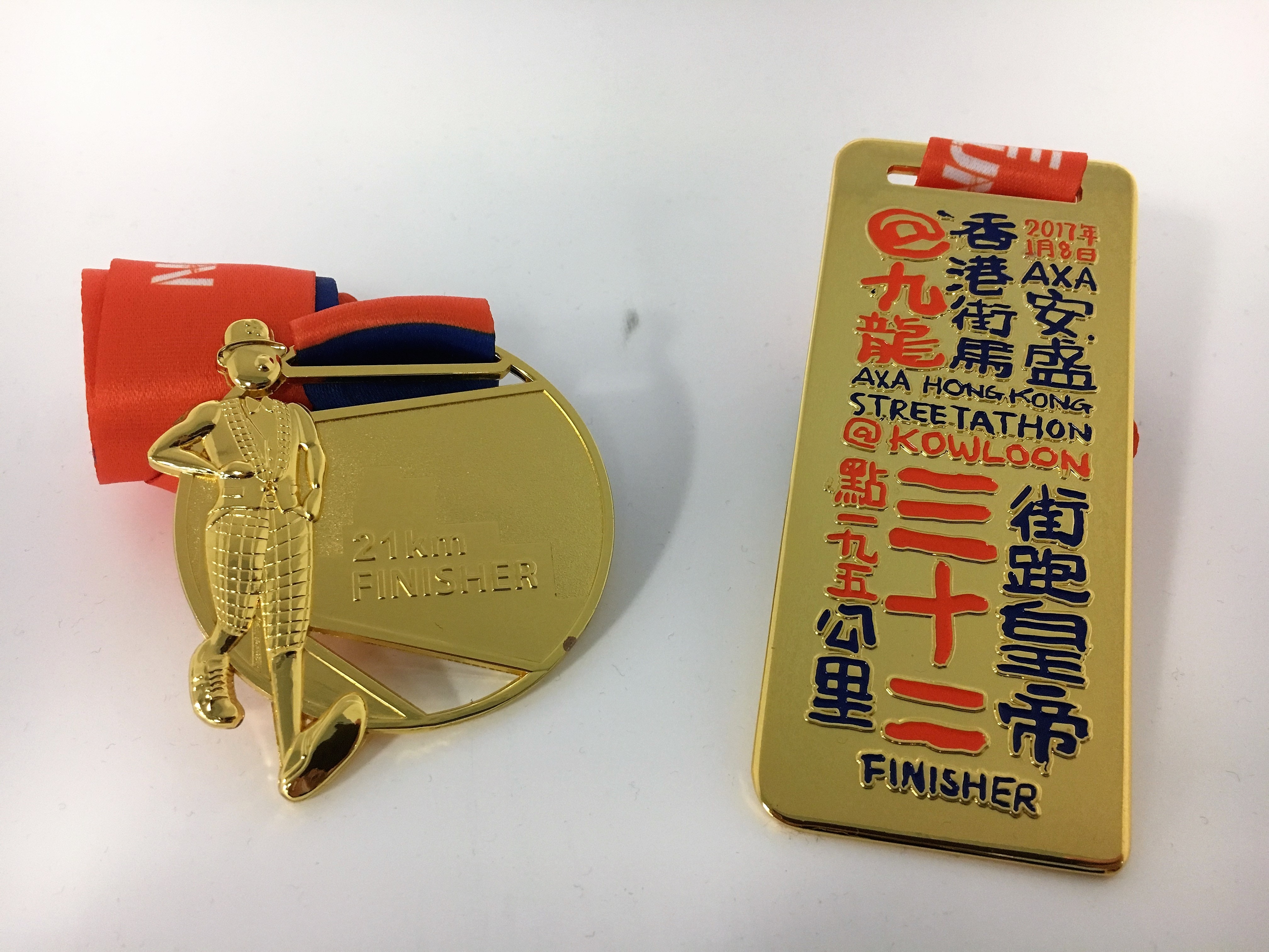 精美獎牌是街馬特色，今屆的（右）比上屆（左）更有香港風情。（筆者提供）