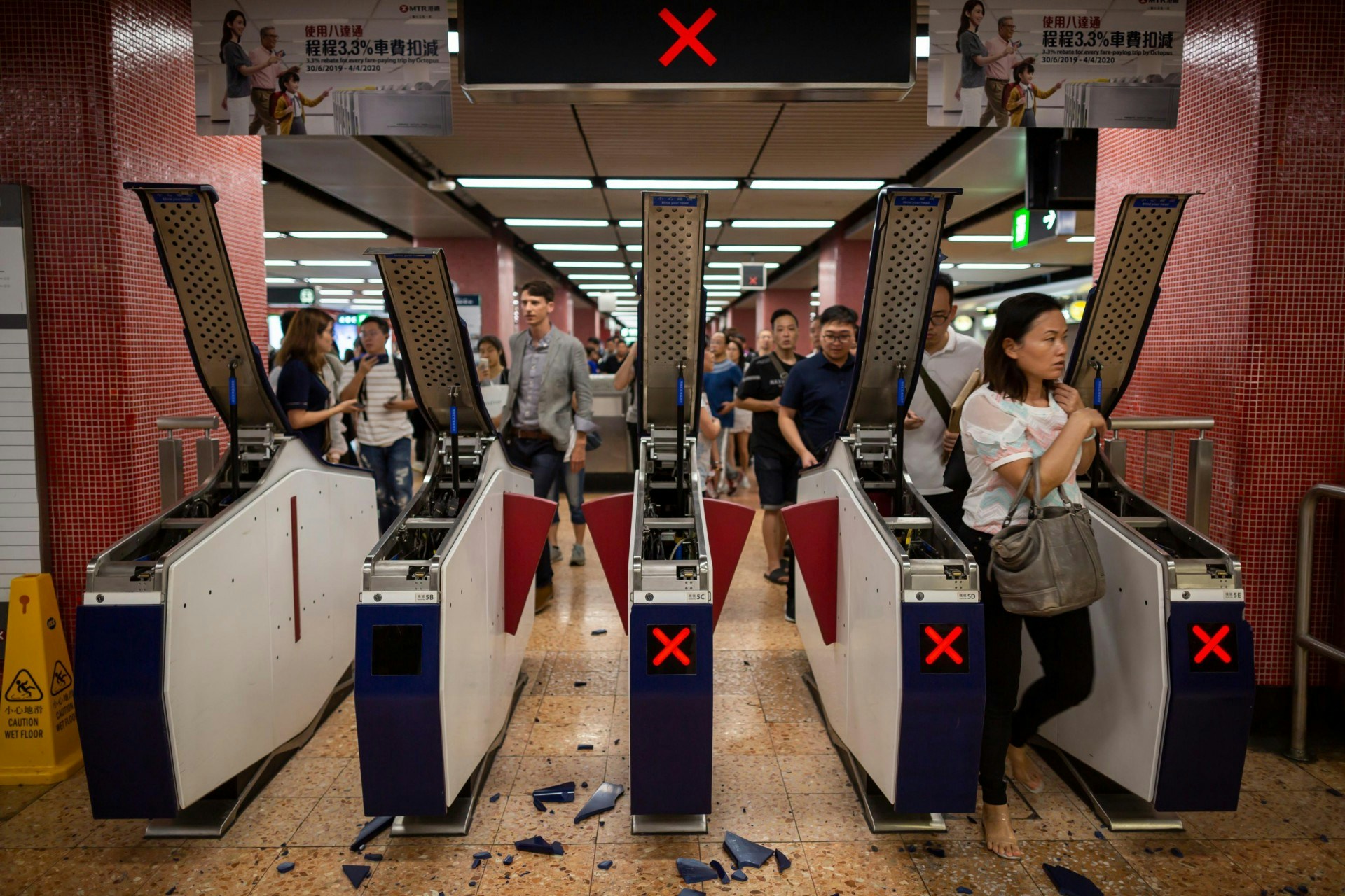 禁蒙面法】網傳警方及港鐵員工破壞車站港鐵澄清：無稽之談