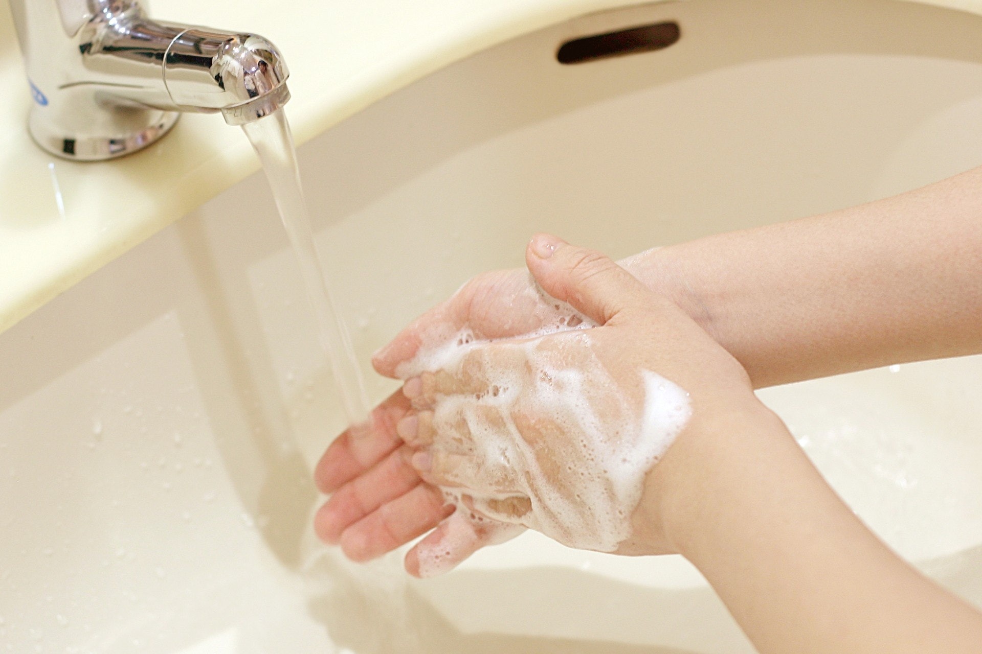 小朋友常放手指入口，又沒洗乾淨雙手，很易「中招」。（AC Photo）