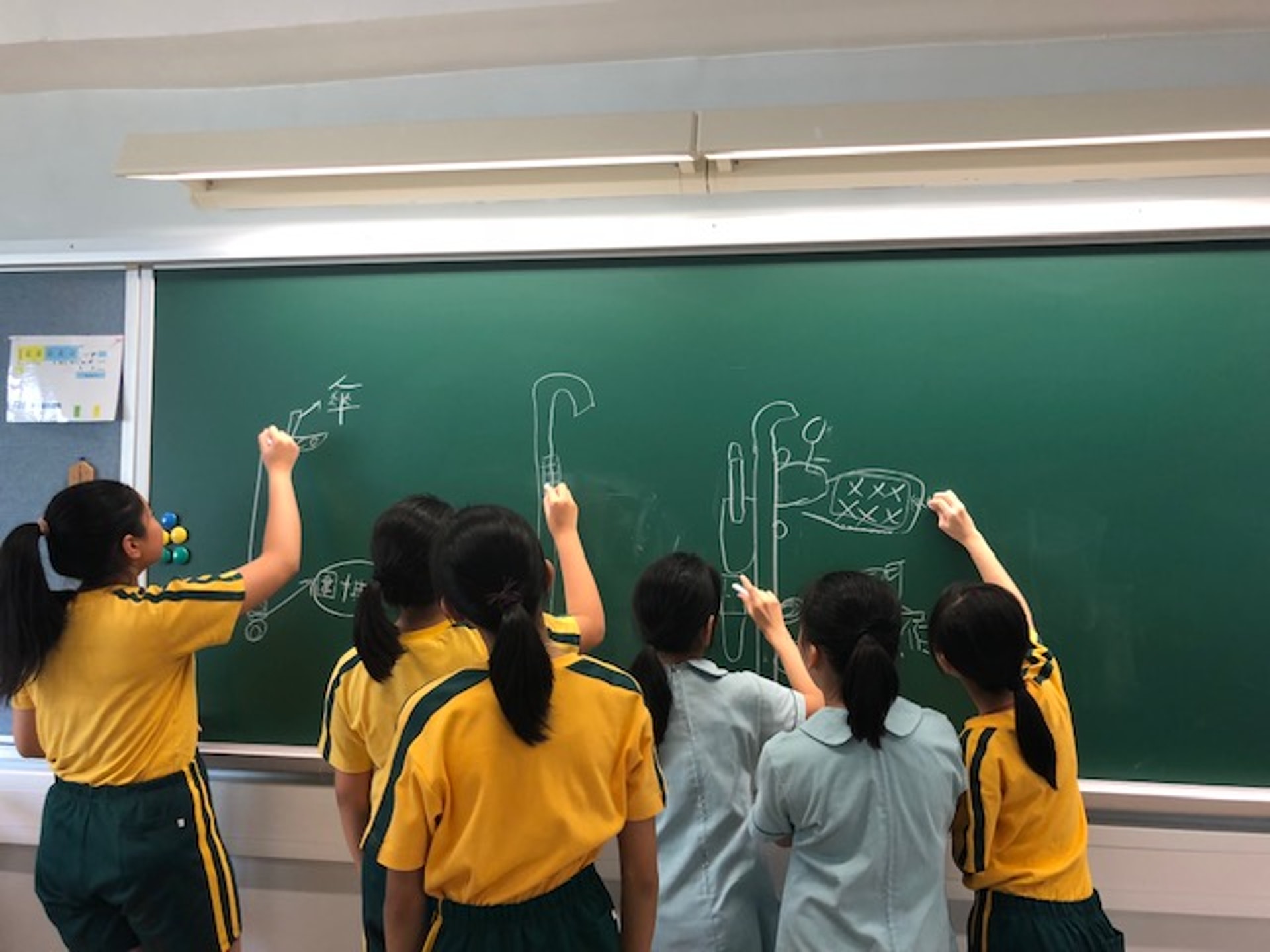 【天主教柏德學校Bishop Paschang Catholic school】小學名校——身體力行的「夢想」 天主教柏德學校組員一起討論和構想拐杖的設計。