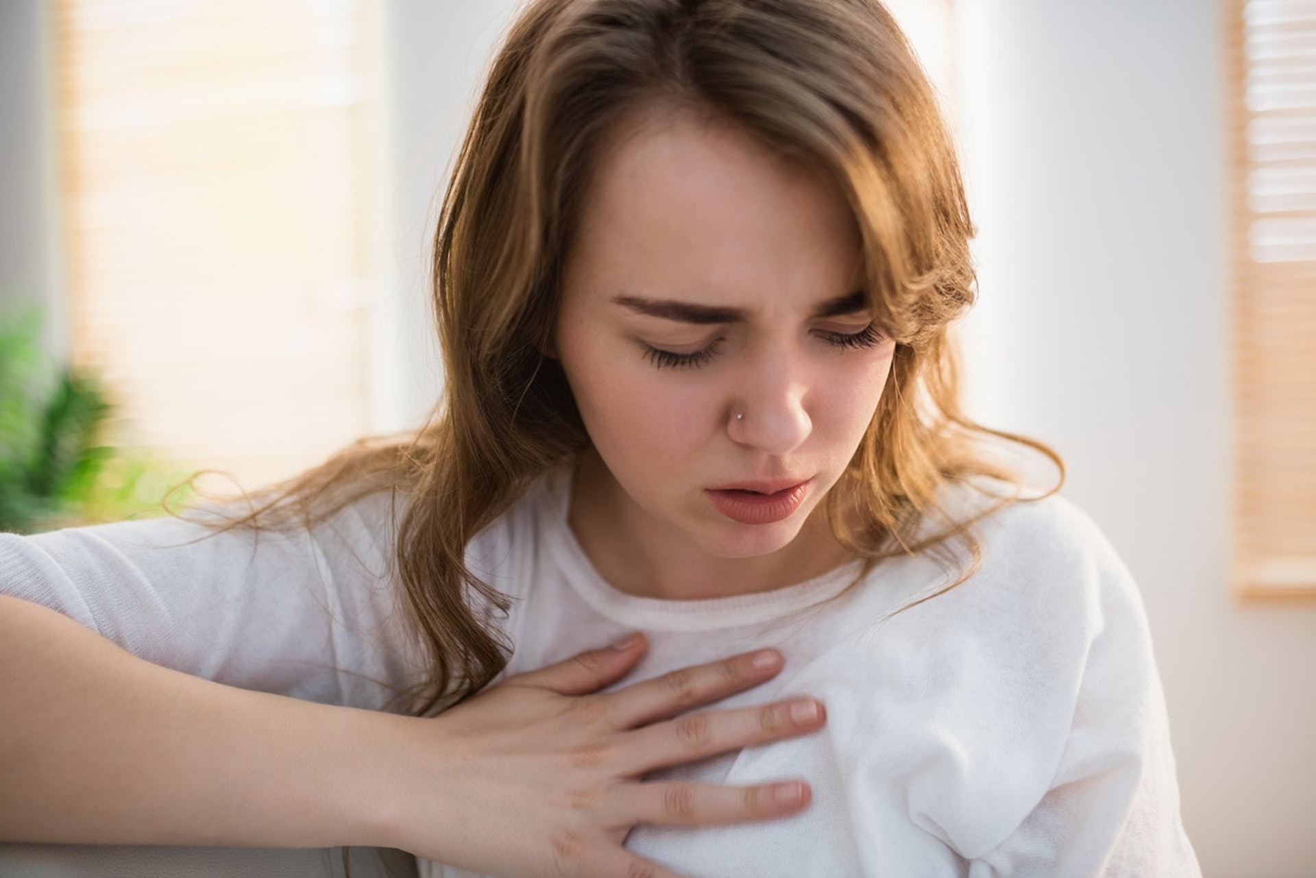 女士來期時胸口脹痛，可能是荷爾蒙作祟，亦可能因其他乳房問題引致。（視覺中國圖片）