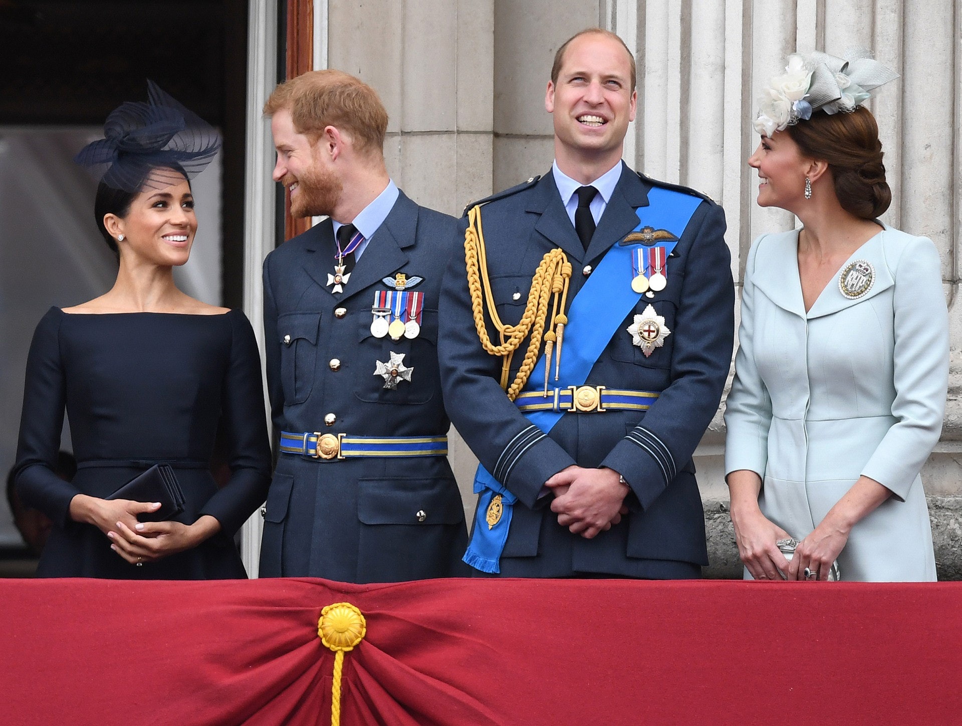 哈里王子夫婦與威廉王子夫婦2018年7月出席英國皇家空軍慶典儀式。(視覺中國) 哈里王子夫婦與威廉王子夫婦2018年7月出席英國皇家空軍慶典儀式。(視覺中國)
