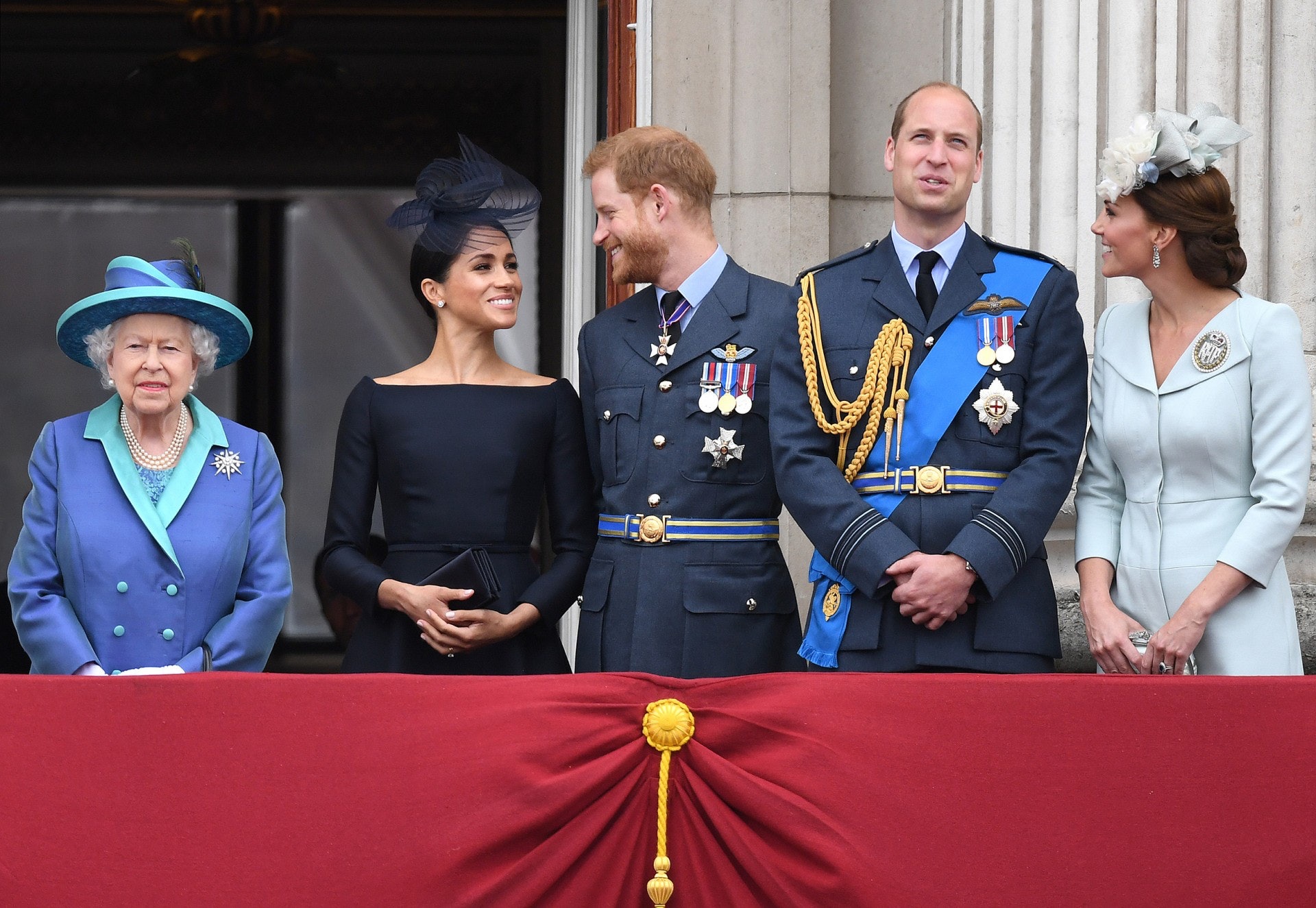 哈里王子夫婦與威廉王子夫婦2018年7月出席英國皇家空軍慶典儀式。(視覺中國) 哈里王子夫婦與威廉王子夫婦2018年7月出席英國皇家空軍慶典儀式。(視覺中國)