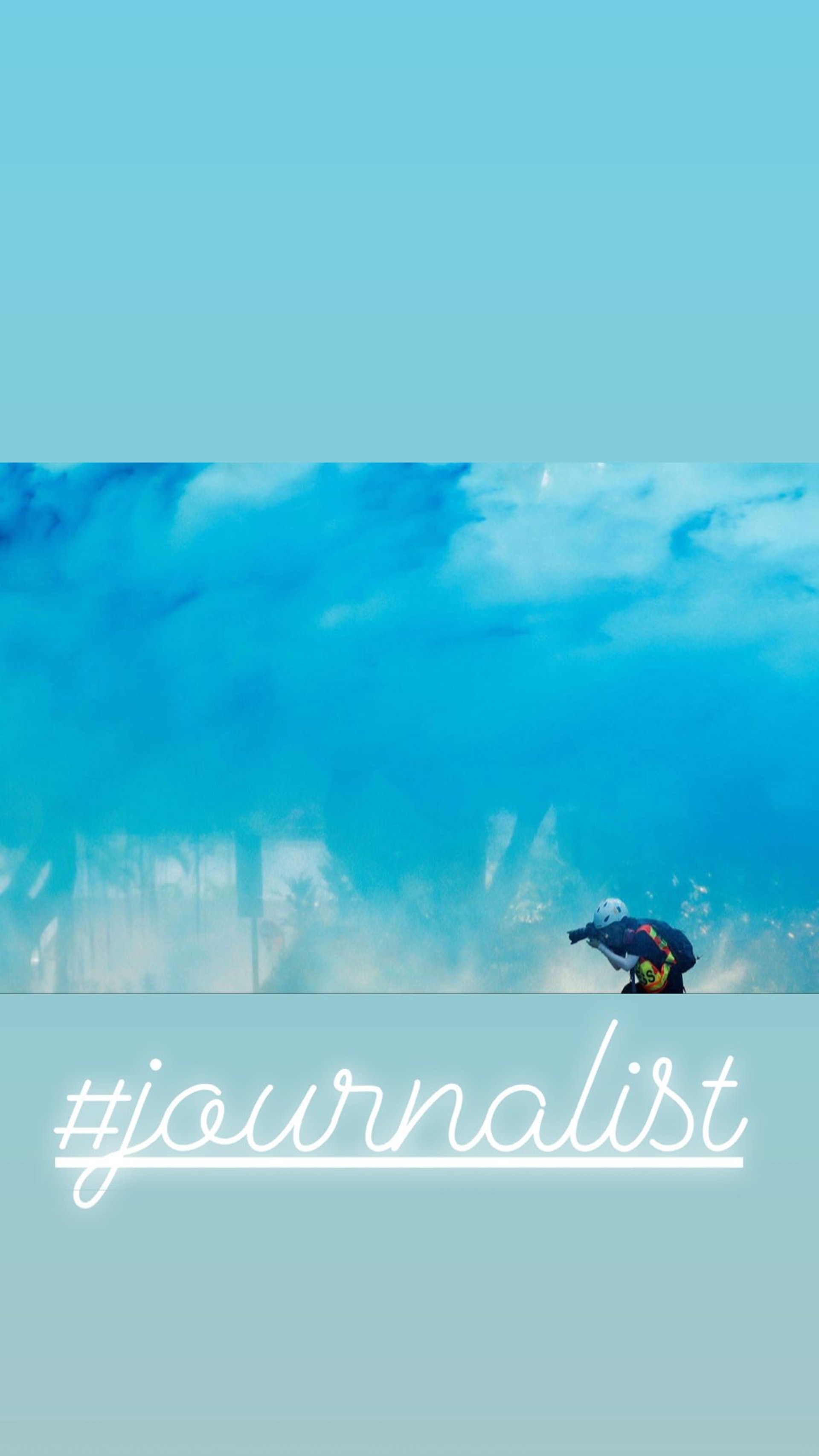 梁凱寧分享一名前線記者在彌漫着一片藍色的空氣中舉起相機報道的照片。(Instagram:@maggieleung0722) 梁凱寧分享一名前線記者在彌漫着一片藍色的空氣中舉起相機報道的照片。(Instagram:@maggieleung0722)