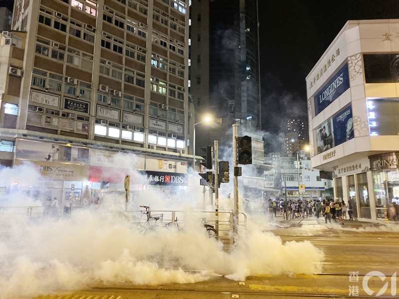 警方昨在元朗施放多枚催淚彈。(李智智攝) 警方昨在元朗施放多枚催淚彈。(李智智攝)