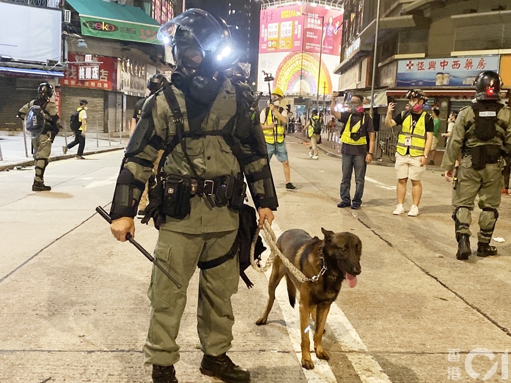 警員全副防毒裝備,但警犬則要「硬食」催淚煙。(李智智攝) 警員全副防毒裝備,但警犬則要「硬食」催淚煙。(李智智攝)
