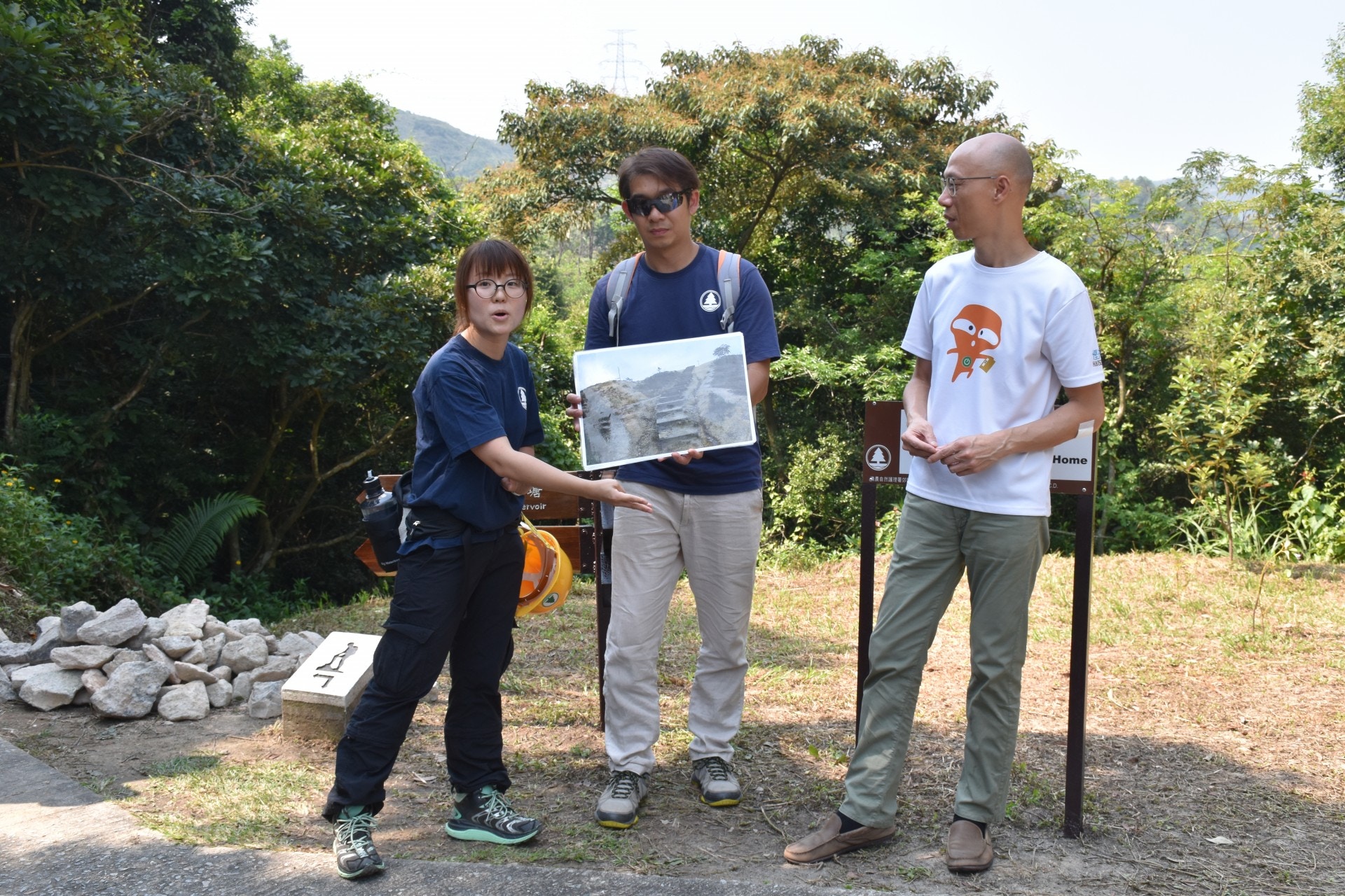 黃錦星聽漁護署介紹維修山徑。（顏銘輝攝）