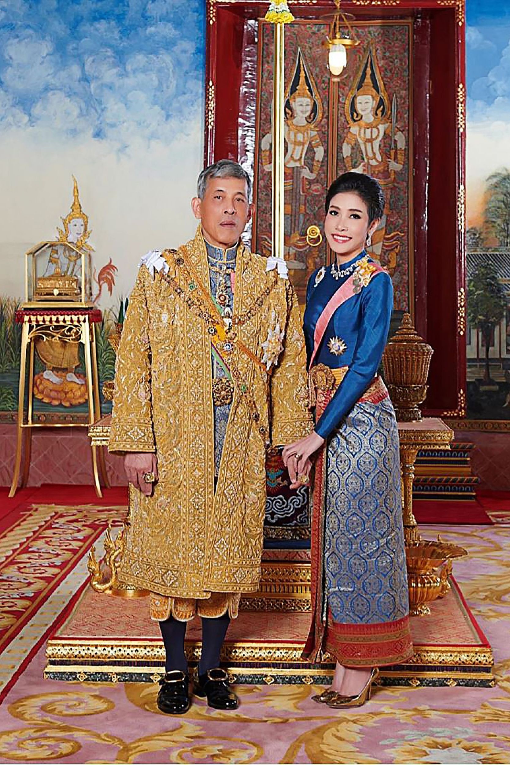 泰王拉瑪十世哇集拉隆功（Maha Vajiralongkorn）在今年冊封34歲的少將詩尼娜（Sineenat Wongvajirapakdi）為王妃，然而皇室昨日突然發布公告，指王妃對王室不忠不義，遭泰王下令剝奪她的所有頭銜，貶回庶民 (VCG)