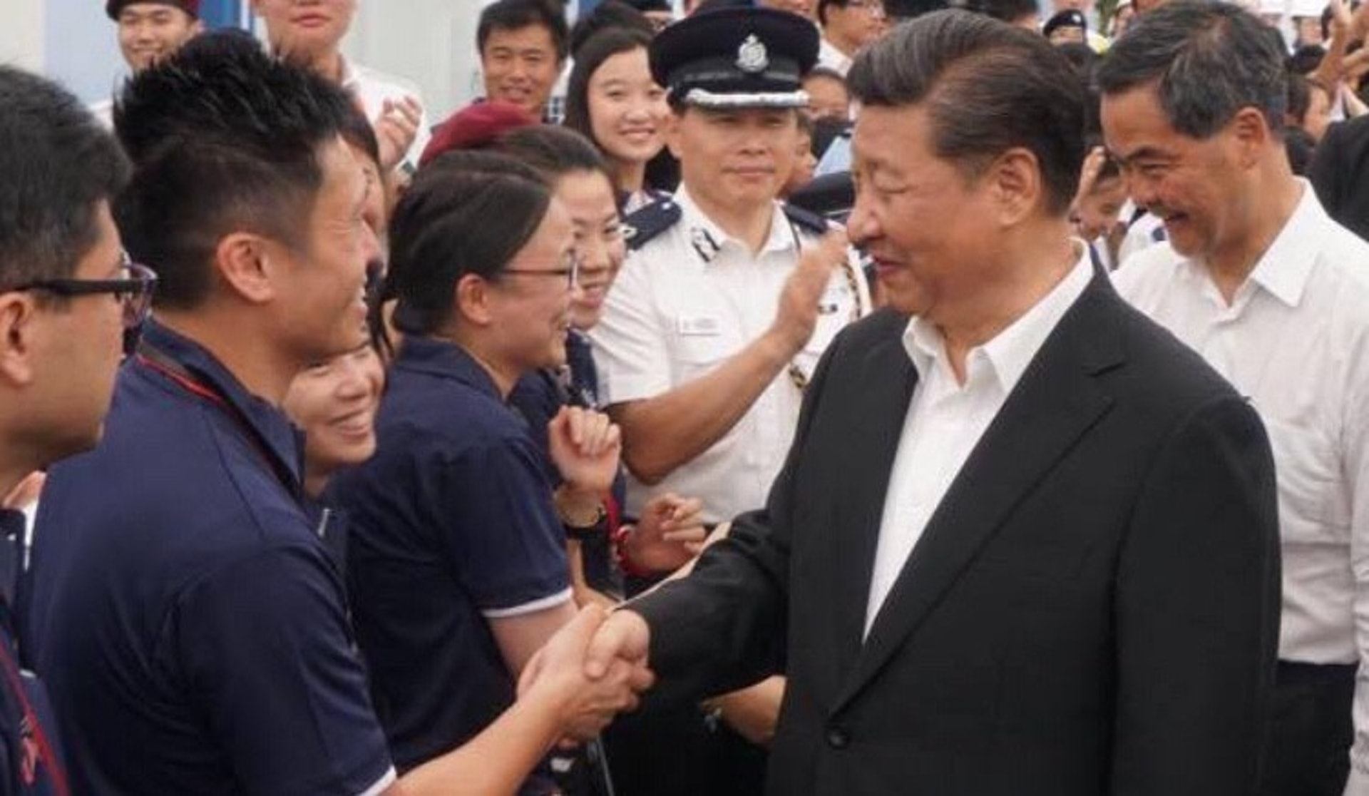 2017年底,國家主席習近平訪港,謝振中與時任警察公共關係科總警司許鎮德(中)一同出席場合,並獲習近平握手。 (資料圖片) 2017年底,國家主席習近平訪港,謝振中與時任警察公共關係科總警司許鎮德(中)一同出席場合,並獲習近平握手。 (資料圖片)