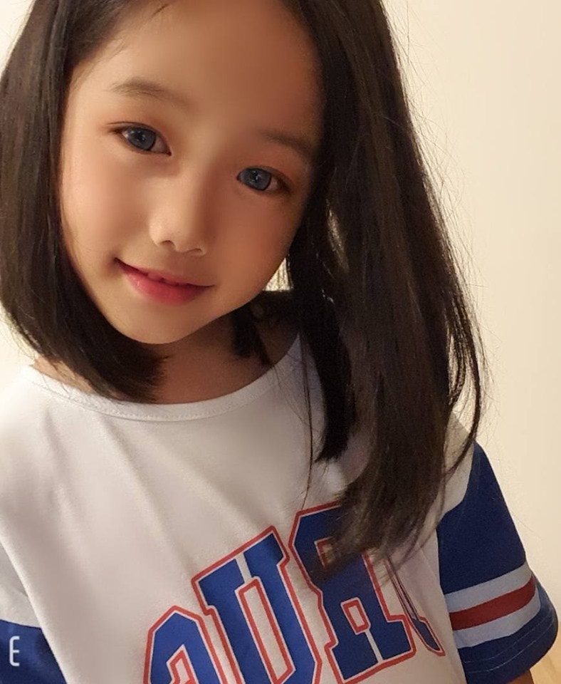 小妹妹自拍　　小妹妹 自拍 6歲妹美顏自拍照引鬨動媽PO零修圖照「打回原形」：女兒的照騙