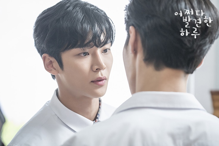 路雲原本獲安排飾演一天,導演後來發現路雲更適合飾演一天,最終決定更換選角。(《意外發現的一天》劇照) 路雲原本獲安排飾演一天,導演後來發現路雲更適合飾演一天,最終決定更換選角。(《意外發現的一天》劇照)