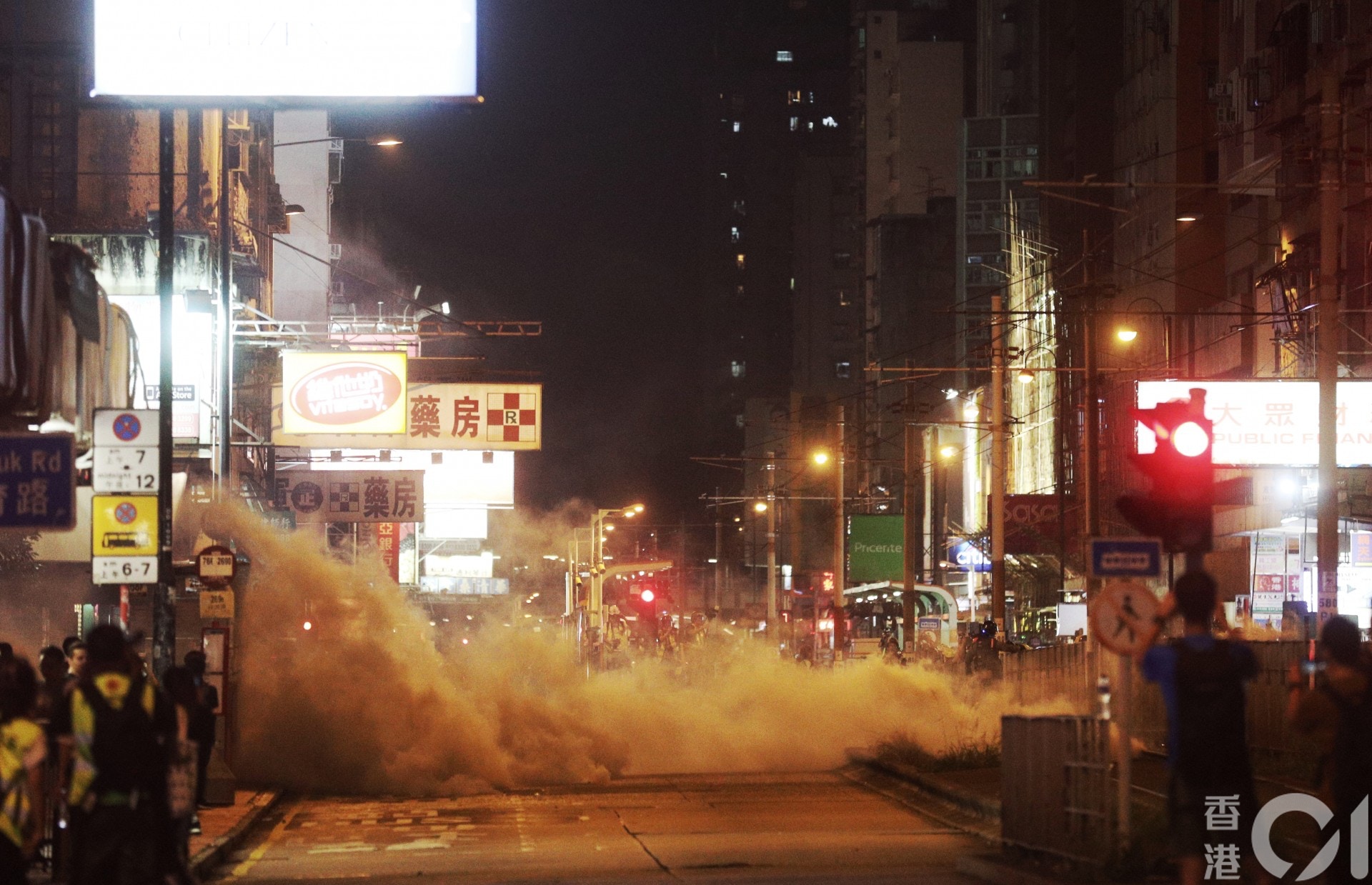 警方昨晚於元朗施放多枚催淚彈。(資料圖片) 警方昨晚於元朗施放多枚催淚彈。(資料圖片)