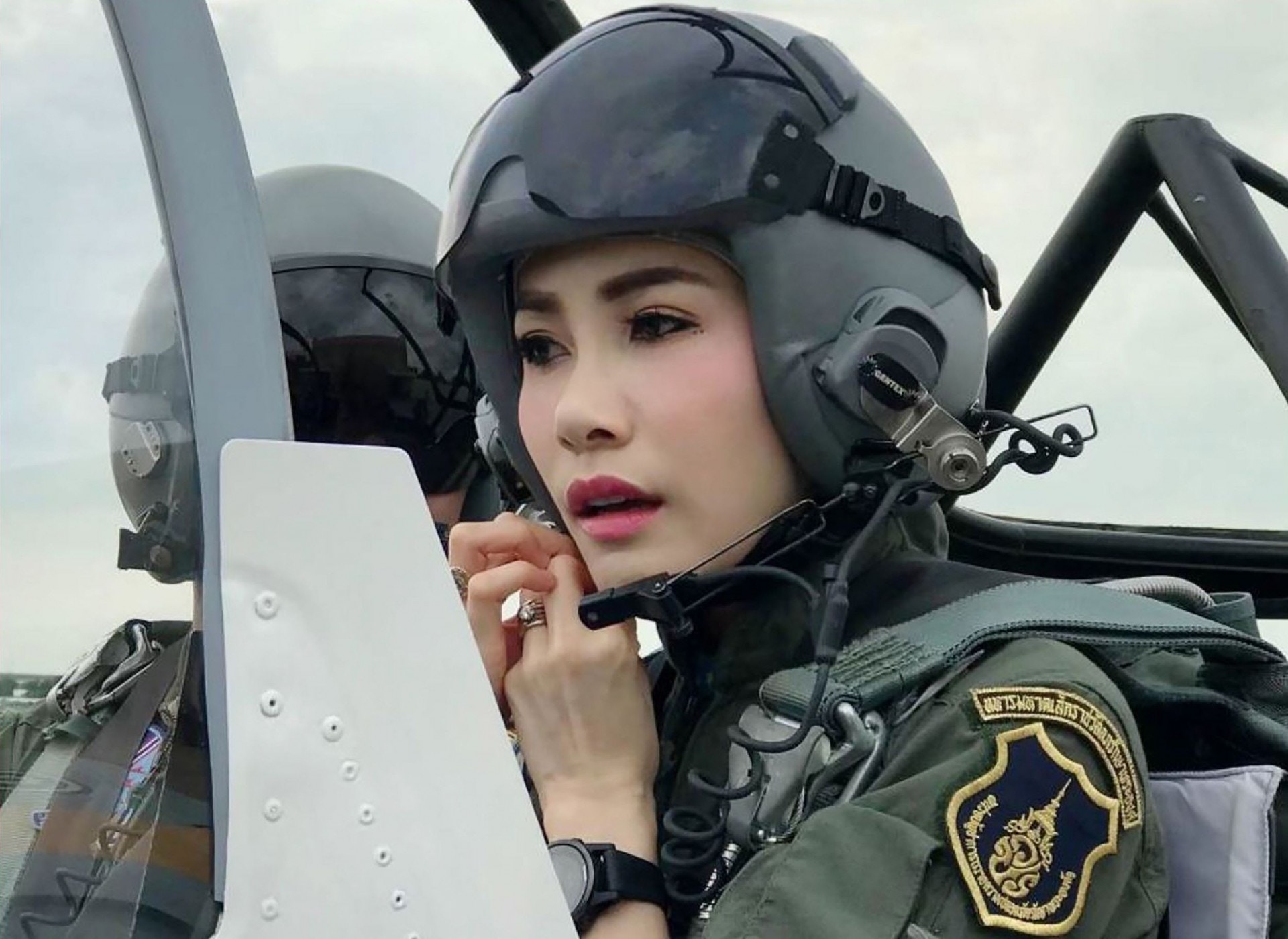 泰國王室當地時間10月21日發佈公告說，國王哇集拉隆功（Maha Vajiralongkorn）宣布褫奪2個多月前剛剛冊封的貴妃詩尼娜（Sineenat Wongvajirapakdi）所有王室頭銜和軍銜。根據公告，國王的命令已於20日生效。（視覺中國）