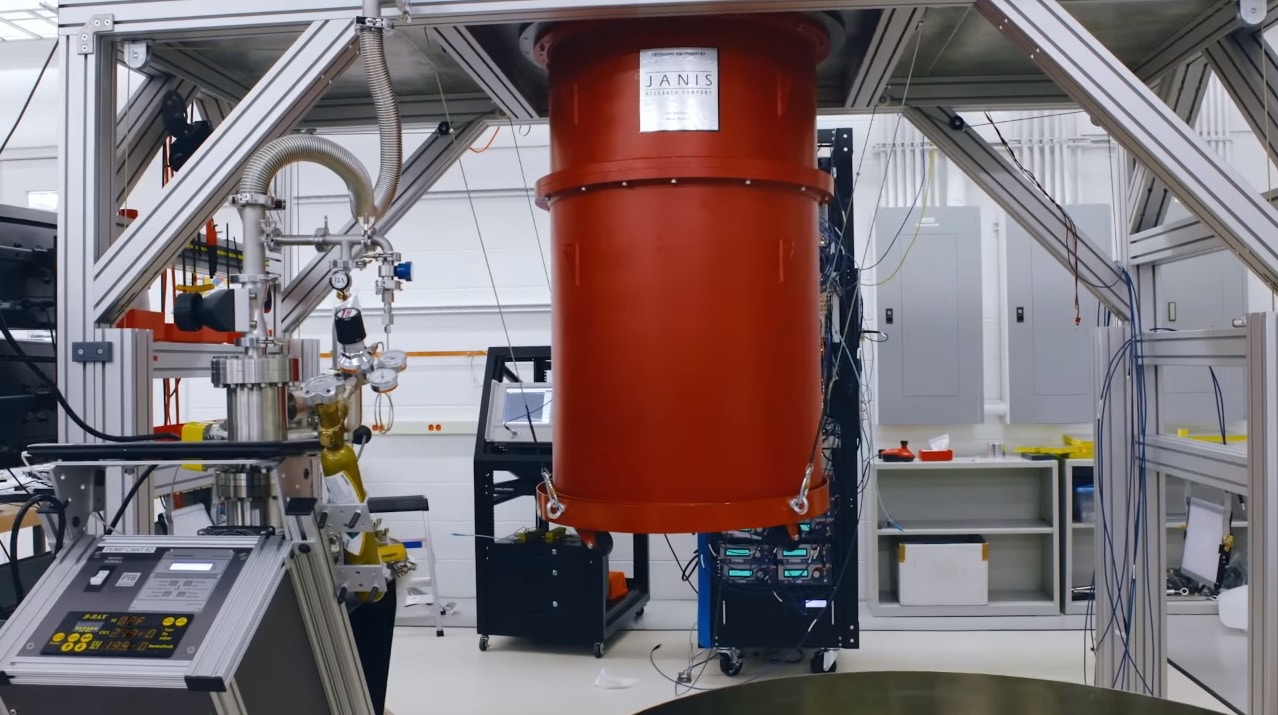 Google量子電腦的模樣，紅色的外殼下是超越今天所有傳統電腦的最強計算機。（Google）