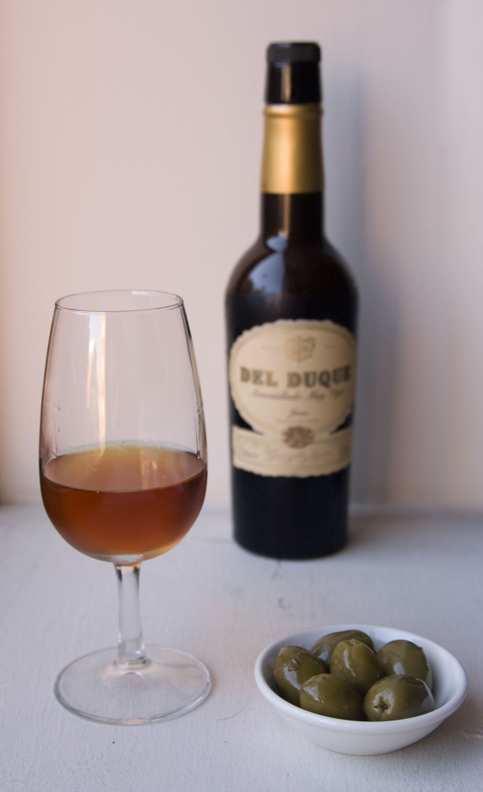 一瓶Amontillado雪利酒配以橄欖。(Matt Saunders,CC BY-SA 3.0) 一瓶Amontillado雪利酒配以橄欖。(Matt Saunders,CC BY-SA 3.0)