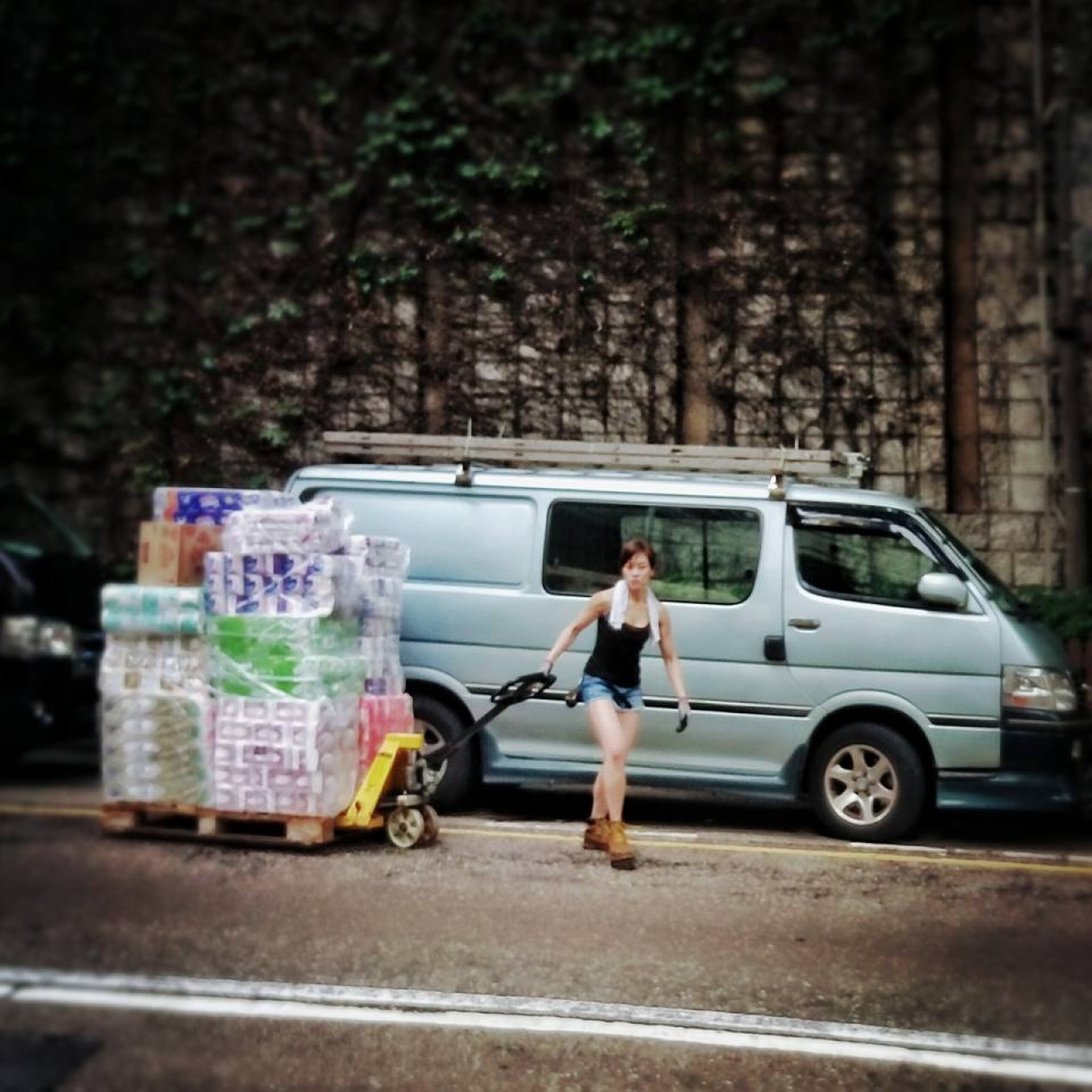 有網民讚嘆原來搬貨都可以充滿美感。(互聯網) 有網民讚嘆原來搬貨都可以充滿美感。(互聯網)