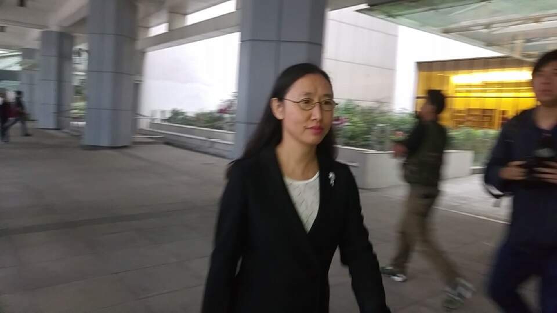 特首辦常秘劉焱自認不知現任特首的結婚周年紀念。(陳雯慧攝) 特首辦常秘劉焱自認不知現任特首的結婚周年紀念。(陳雯慧攝)