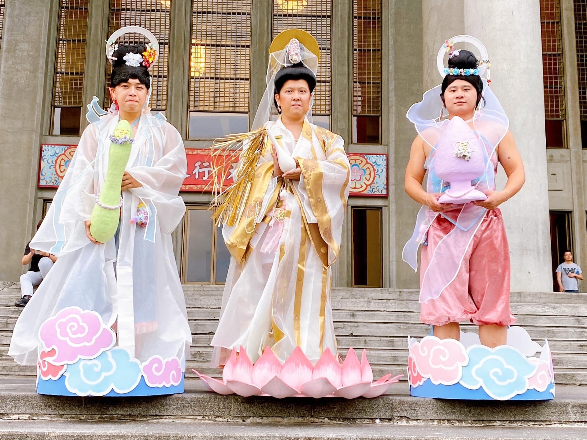 Lgbt 台北同志遊行逾萬人參加 觀音下凡 神仙三人組最搶fo