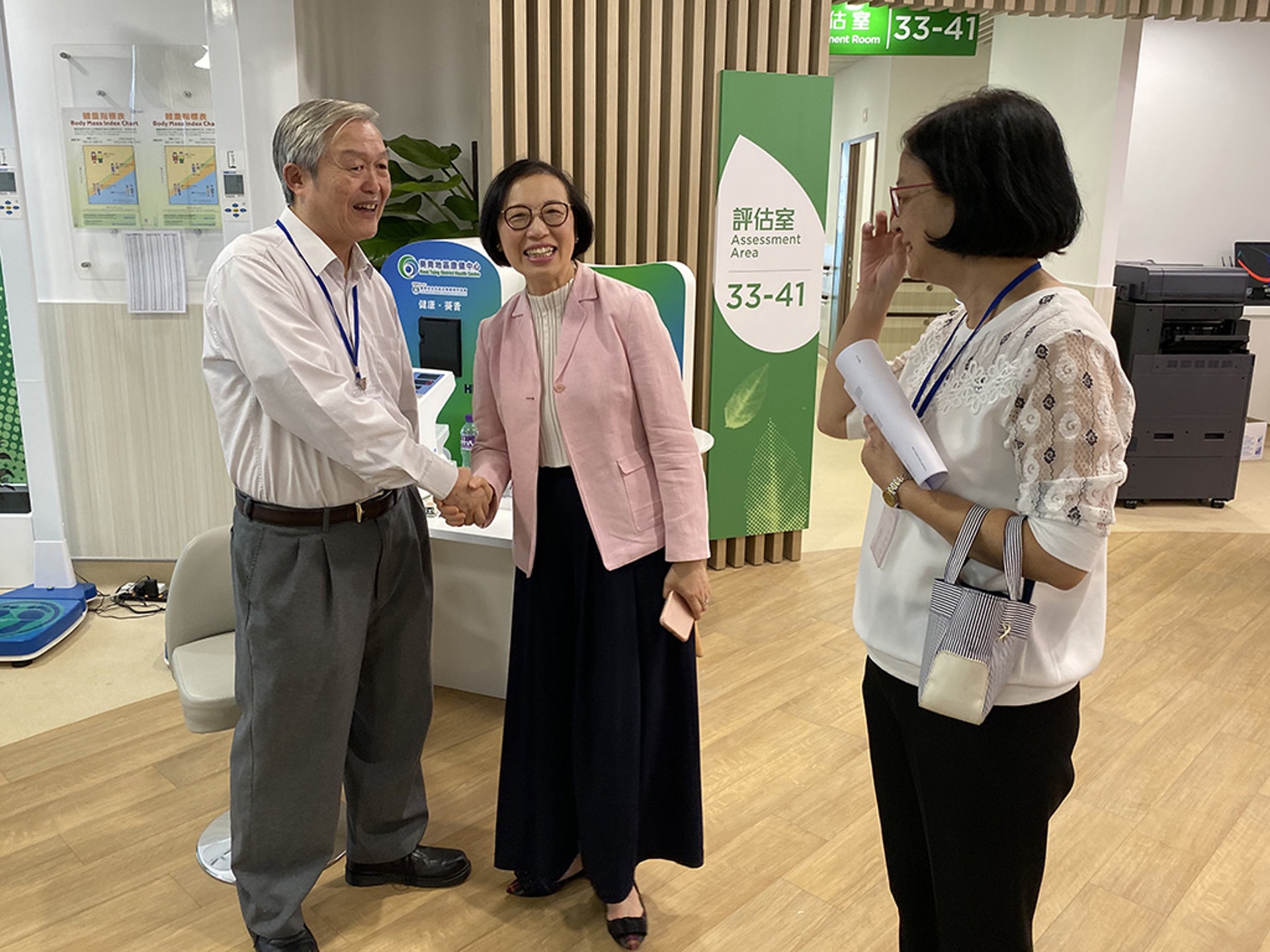 陳肇始在葵青地區康健中心與義工合照。(食物及衞生局局長網誌圖片) 陳肇始在葵青地區康健中心與義工合照。(食物及衞生局局長網誌圖片)