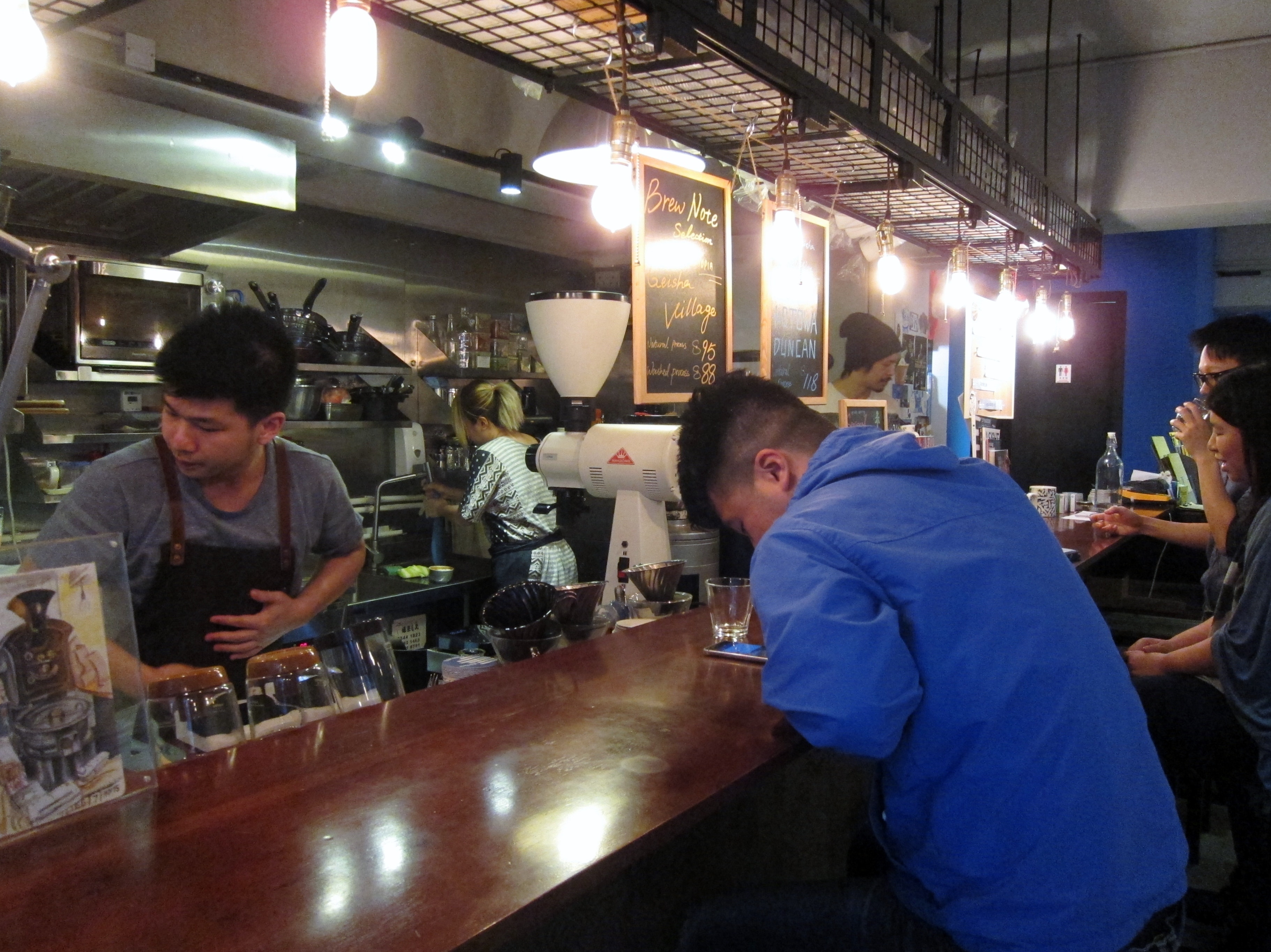 Brew Note內有一張很寬闊的吧枱，訪問這天來的都是街坊熟客，大家都選坐在吧枱前，或聊天、或看店員工作、或着玩手機。
