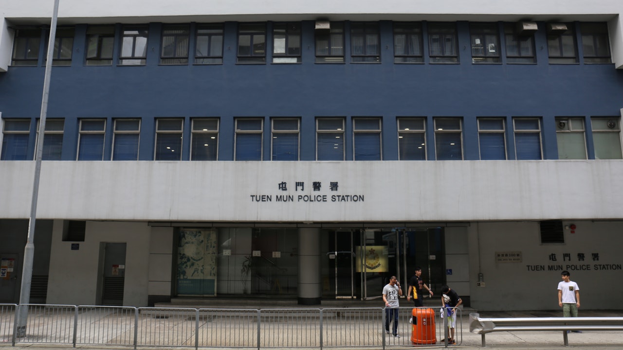 屯門美樂花園追數不遂演變襲警案 警拘兩人 屯門美樂花園追數不遂演變襲警案 警拘兩人