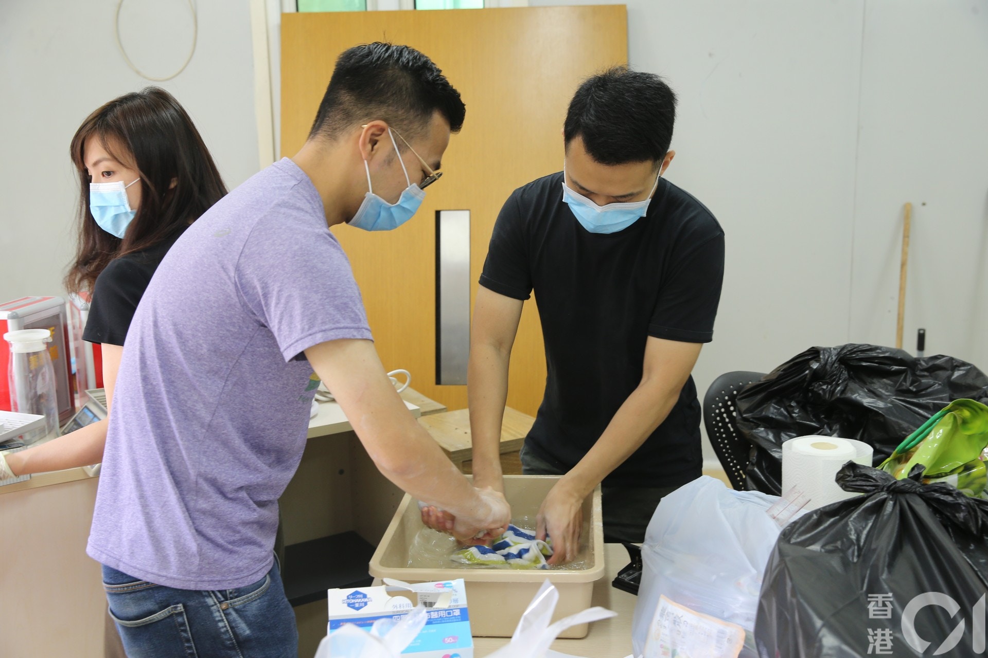 除了當眼位置,義工亦將櫃內的物品全部搬出來清洗。(蔡正邦攝) 除了當眼位置,義工亦將櫃內的物品全部搬出來清洗。(蔡正邦攝)