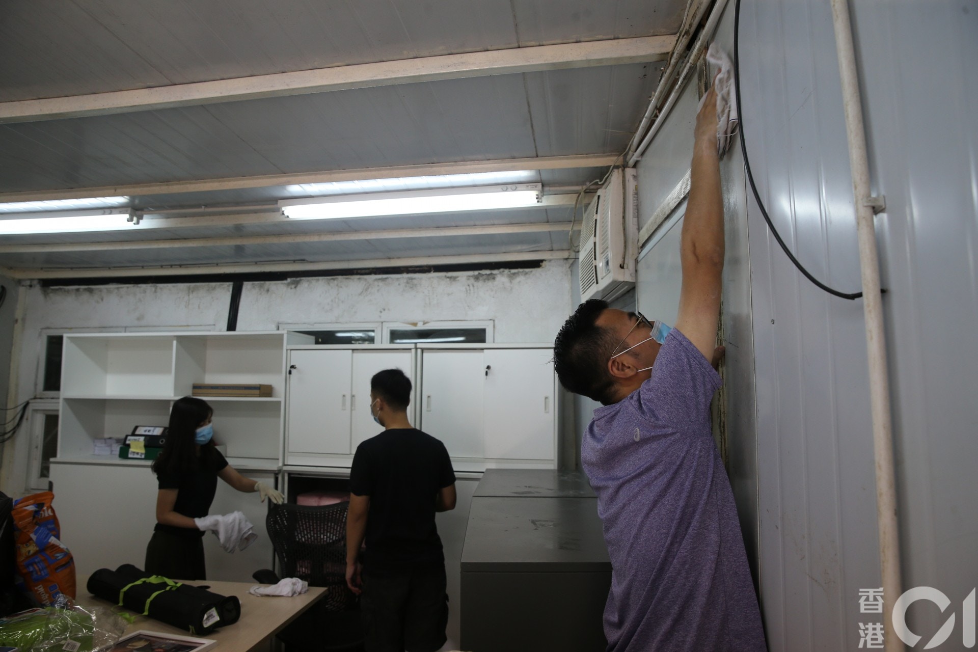 義工正馬不停蹄地清潔收容所,有義工用布抹牆身、地板等。(蔡正邦攝) 義工正馬不停蹄地清潔收容所,有義工用布抹牆身、地板等。(蔡正邦攝)