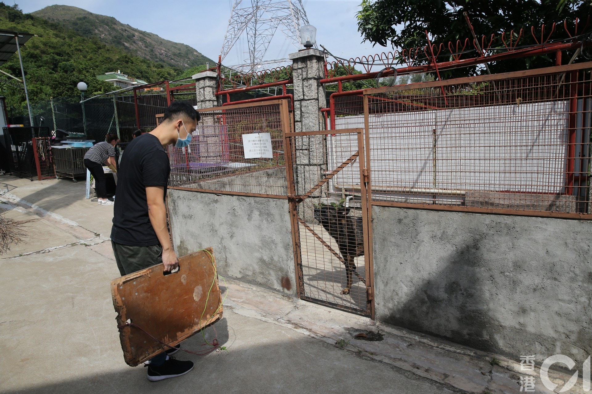 義工正馬不停蹄地清潔收容所。(蔡正邦攝) 義工正馬不停蹄地清潔收容所。(蔡正邦攝)