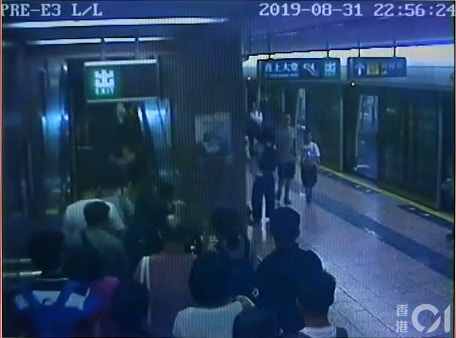 片段可見，當時突然有大批人奔跑逃避。(太子站CCTV截圖)
