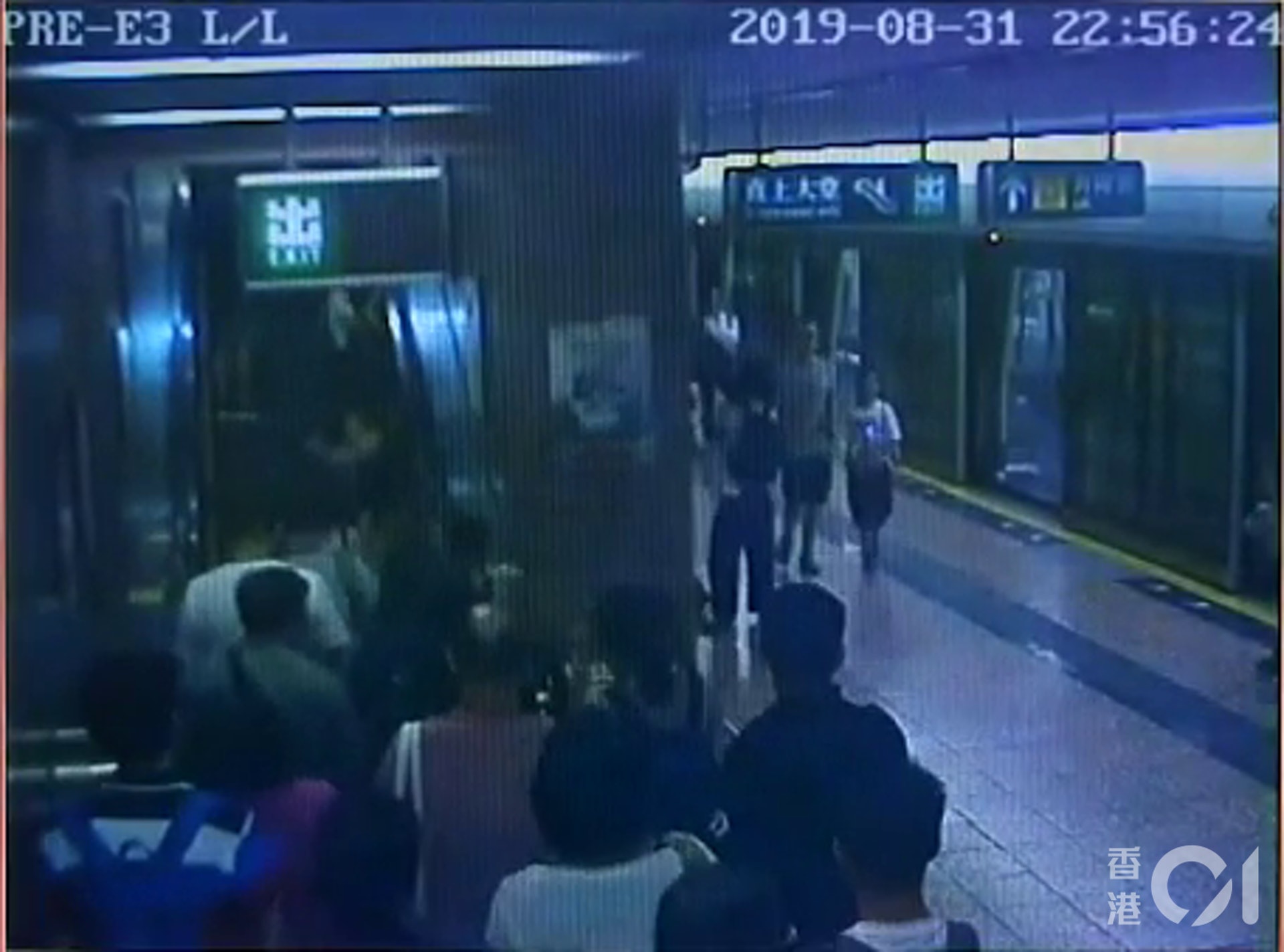 片段可見，當時突然有大批人奔跑逃避。(太子站CCTV截圖)