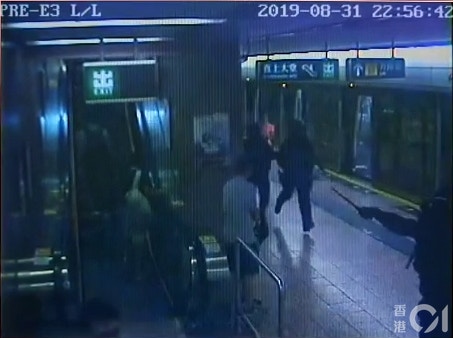 片段可見，數秒後大批速龍小隊成員趕至。(太子站CCTV截圖)