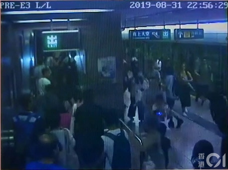 片段可見，當時突然有大批人奔跑逃避。(太子站CCTV截圖)