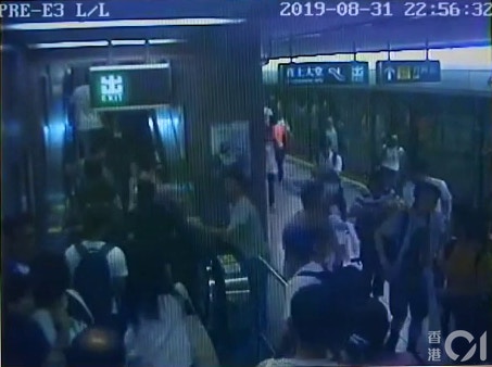 片段可見，當時突然有大批人奔跑逃避。(太子站CCTV截圖)