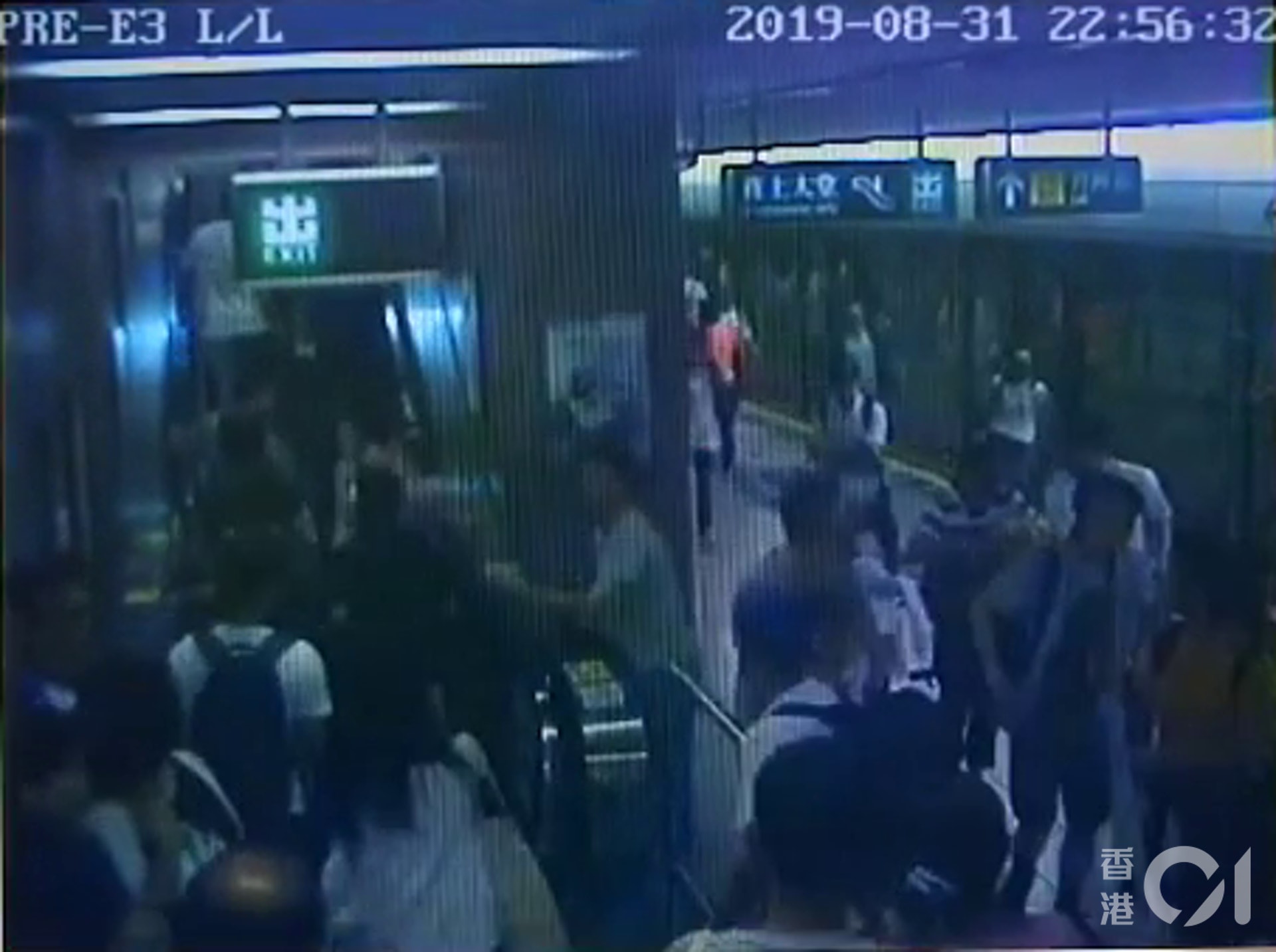 片段可見,當時突然有大批人奔跑逃避。(太子站CCTV截圖) 片段可見,當時突然有大批人奔跑逃避。(太子站CCTV截圖)