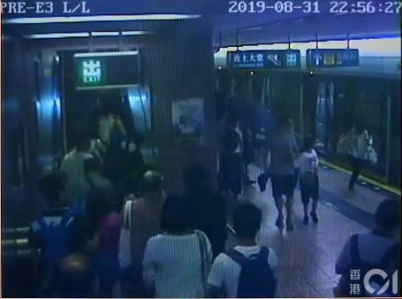 片段可見，當時突然有大批人奔跑逃避。(太子站CCTV截圖)