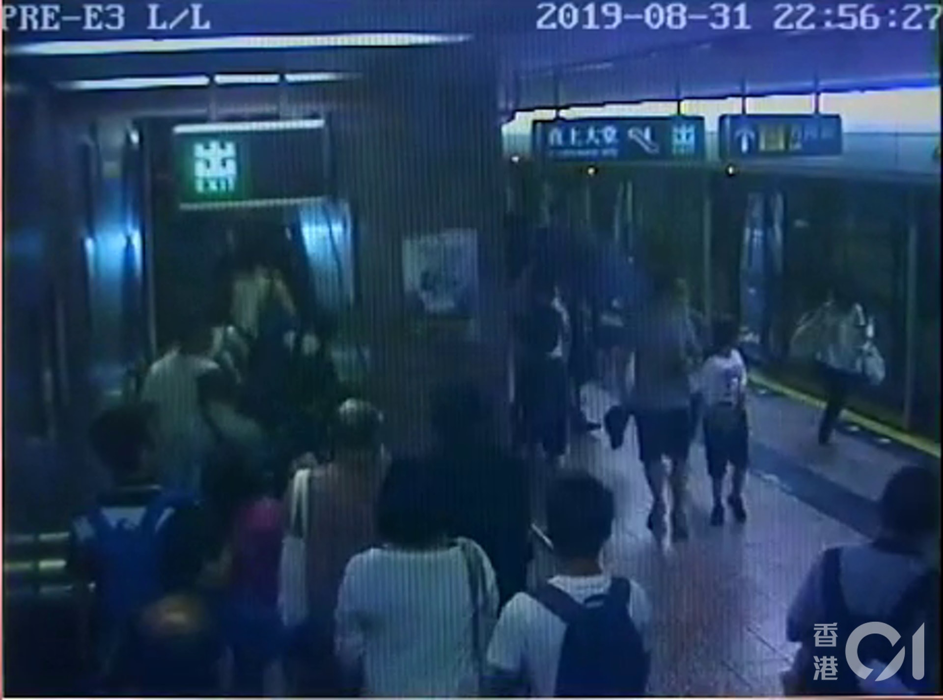片段可見,當時突然有大批人奔跑逃避。(太子站CCTV截圖) 片段可見,當時突然有大批人奔跑逃避。(太子站CCTV截圖)